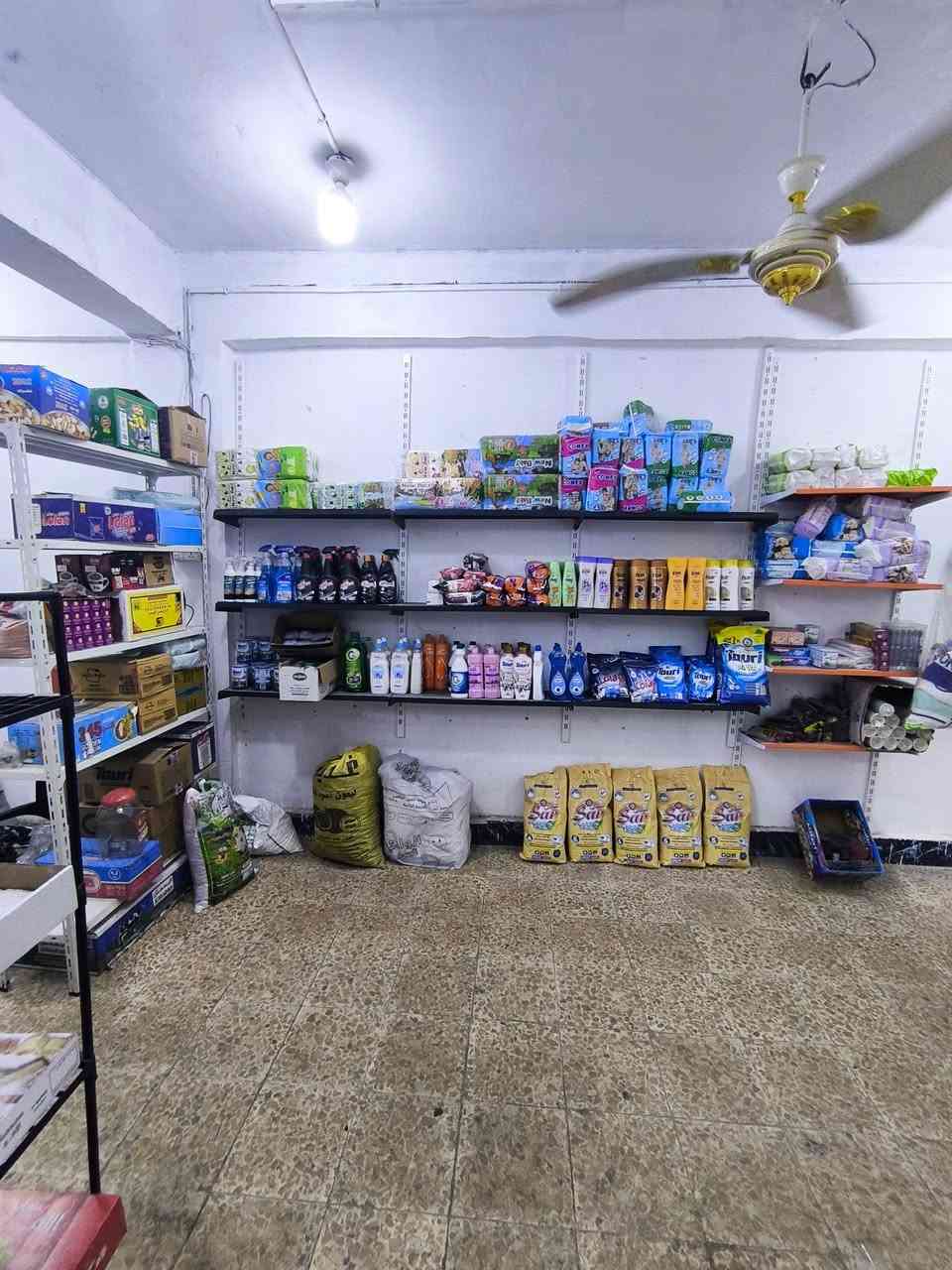 السلام عليكم 
اسواق كاملة للبيع مع البضاعة 
الموقع : الكوفة / حي ميسان / شارع البوريات
الاسواق عبارة عن محلين مفتوحات واحد على الثاني 
الاسواق كاملة مكملة مع البضاعة و الغراض و البرادات 
بيها 5 برادات و مجمدتين
 و 7 فاترينات كبار و عارضة كرزات و ميز دخل 
المحل ايجار 300 و 100 الف سحب المولدة 
سعر غراض المحل مع البضاعة 6 ملايين و بي مجال للشراي 
ملاحظة : المحل على شارع عام و منطقة سكنية و شغله خير من الله ، سبب البيع لعدم التفرغ بسبب الدراسة و عمل آخر .
للاستفسار : ***********
