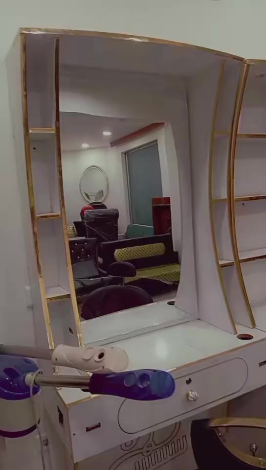 اسلام ؏ــليكم  صالون ويرهم حلاقةرجالي اللبيع
صالون جبير كلش 6كراسي و6اميوزة  كل البل فديو ويا بس بدون ميز البلازمة 
هوه واضح بلفديو المكان الزعفرانية السعر 4250 وبي مجال المو شراي لايتعبني التواصل ***********
