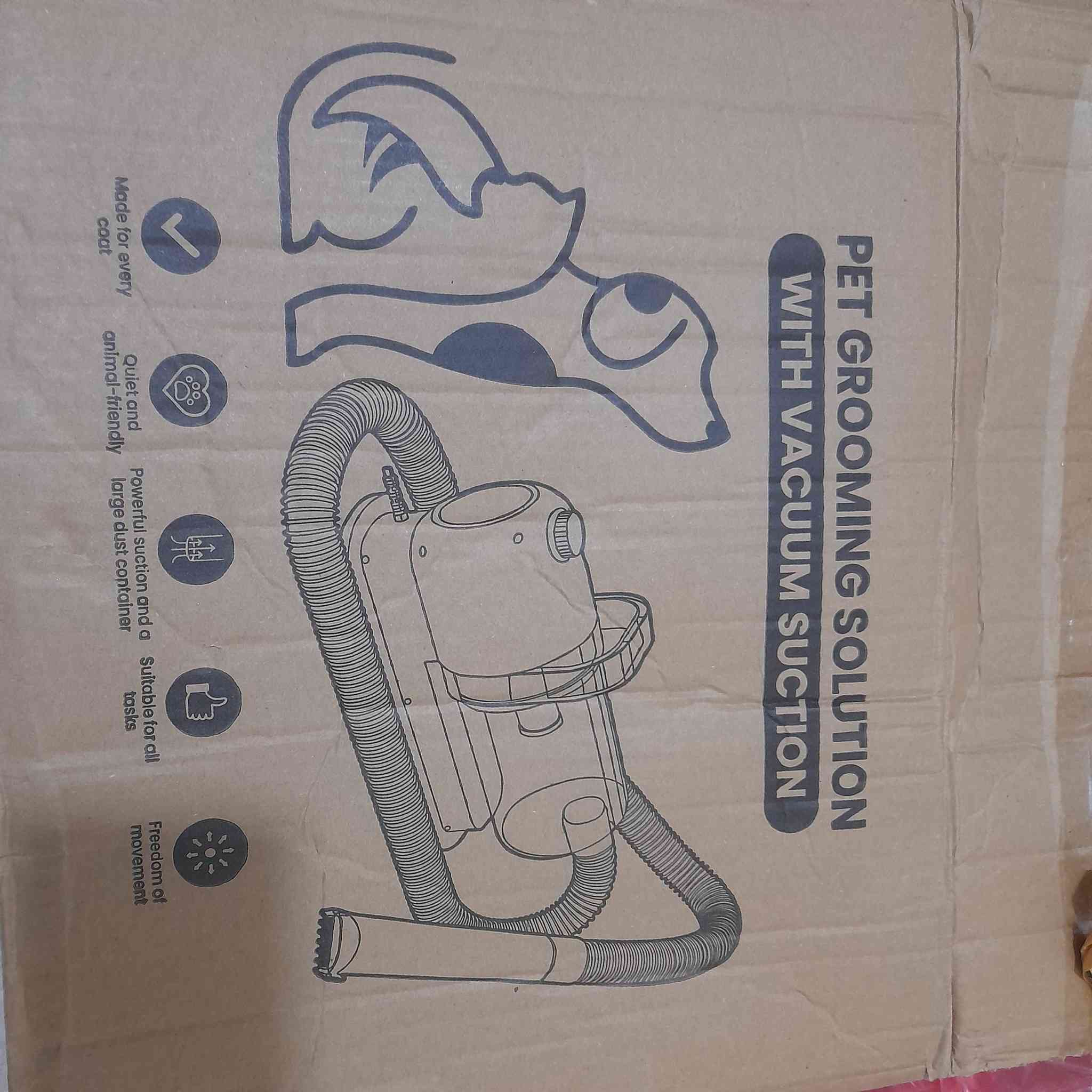 المنتج عبارة عن مكنسة كهربائية للعناية بالحيوانات الأليفة (Pet Grooming Vacuum Kit).
المميزات الرئيسية: تأتي المجموعة مع أدوات متعددة مثل فرشاة للعناية بالفرش، وأداة لإزالة الشعر، وماكينة حلاقة كهربائية. 

قوة الشفط: توفر شفطاً قوياً يصل إلى 13500 باسكال لالتقاط معظم الشعر أثناء التصفيف. 

التشغيل: تعمل بجهد كهربائي يتراوح بين 220-240 فولت. 

الهدوء: مصممة بمستوى ضوضاء منخفض لراحة الحيوان الأليف.


**إذا كنت صاحب هذا الإعلان وتريد حذفه لأي سبب، رجاءا أرسل رسالة إلى الدعم الفني**