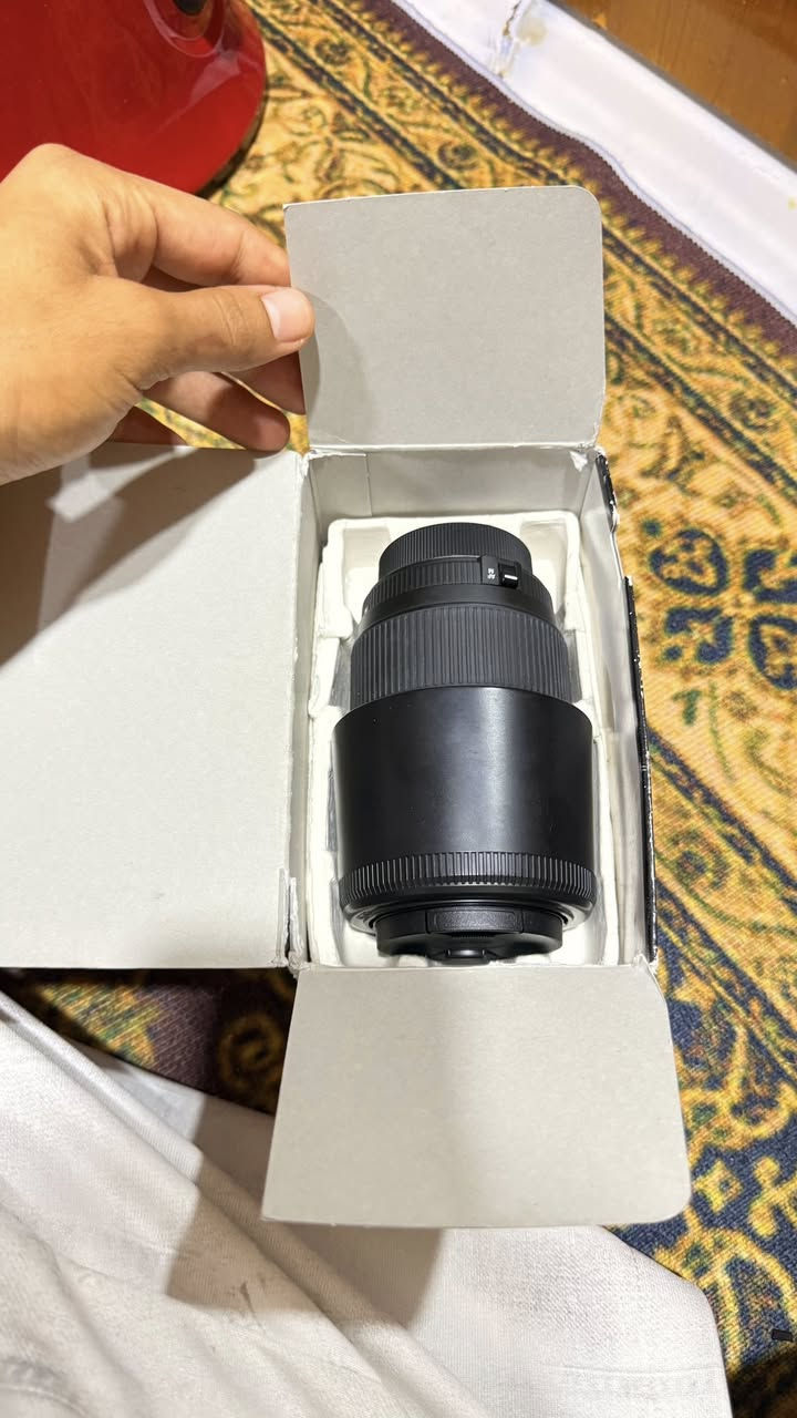 عدسة سكما نيكون ٧٠-٣٠٠ نظيفة جدا جدا استخدام شخصي ماخذها جديدة على ايدي
كارتون والهود مالتها والاغطية كاملة زلغ ما بيها 
سعرها 125 الف 
مكاني البصرة ما عندي توصيل افضل تاخذها من باب البيت واثق من سلعتي بس شركة ما عندي ادزها 
وتساب ***********

