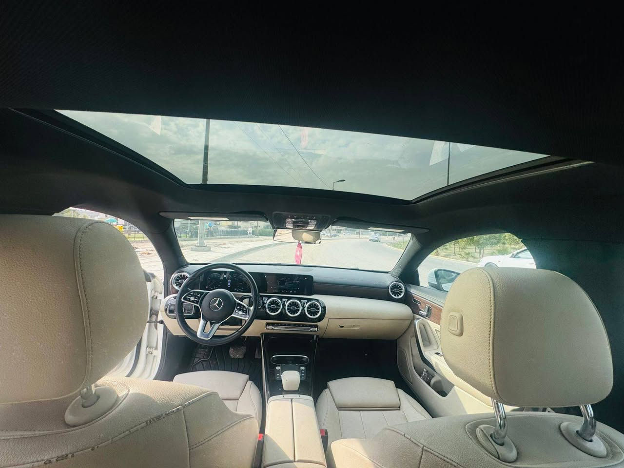 السلام عليكم
‏مرسيدس بنز 2023 
‏CLA 250 رقمها بغداد وسنويتها جديدة تحويل مباشر أن شاء الله فول مواصفات 
‏وهذه أبرز مواصفاتها
‏كاميرا خلفية والتحكم على المنحدرات وتدفئة مقاعد وبانوراما وبصمة تشغيل ودخول ذكي لجميع أبوابها ومثبت سرعة ومراقبة النقطة العمياء وإنارة محيطية ب 64 لون وأبل كاربلي ورادارات ومقاعدها كلها جلد
‏حادثها قطعتين تبديل (جاملغ أمامي والبنيد) للعلم مبدلات ببلادي ومصبوغات
‏والسيارة (VIB)
‏سعرها 280 ورقة 
‏العنوان بغداد البكرية
‏للتواصل واتساب أو إتصال 
‏***********
‏
