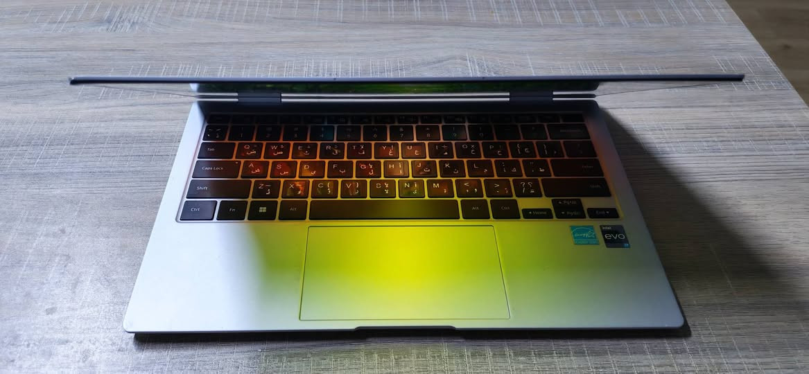 لابتوب سامسونك كلكسي بوك برو ٢  galaxy book2 pro
مواصفاته :
نحافه شديده جدا انحف لابتوب بالعالم بلا منازع
 شاشة ١٣ انج  امولد  سماعات من ادمونز عاليه جدا جدا  شاشه قلابه ٣٦٠
هارد٥٠٠ اس اس دي رام ١٦كيكا  الجل ١٢ كوراي ٧ كارت شاشه ٨ 
مع قلم ساسمونك بدون شحن ويرفض راحة اليد مثل الايباد 
شحن ضمان٣ ساعات الى٤  يتوافق مع اجهزه سامسونك في نقل الملفات بدون سلك
بلوتوث ٤.٥
شاحنه٦٥ واط مع سلك طويل تشبه شواحن لموبايل
منافذ  تايب سي مع منفذ تايب سي ثندر بولت

عيوبه عطل في اضائه الكيبورد مع صدمه بسيطه من الخلف في الكفر بدون اي تاثير على الشاشه
مبدل مروحه الفان واضائة الكيبورد لاتعمل 
السعر ٧٠٠ الف


**إذا كنت صاحب هذا الإعلان وتريد حذفه لأي سبب، رجاءا أرسل رسالة إلى الدعم الفني**