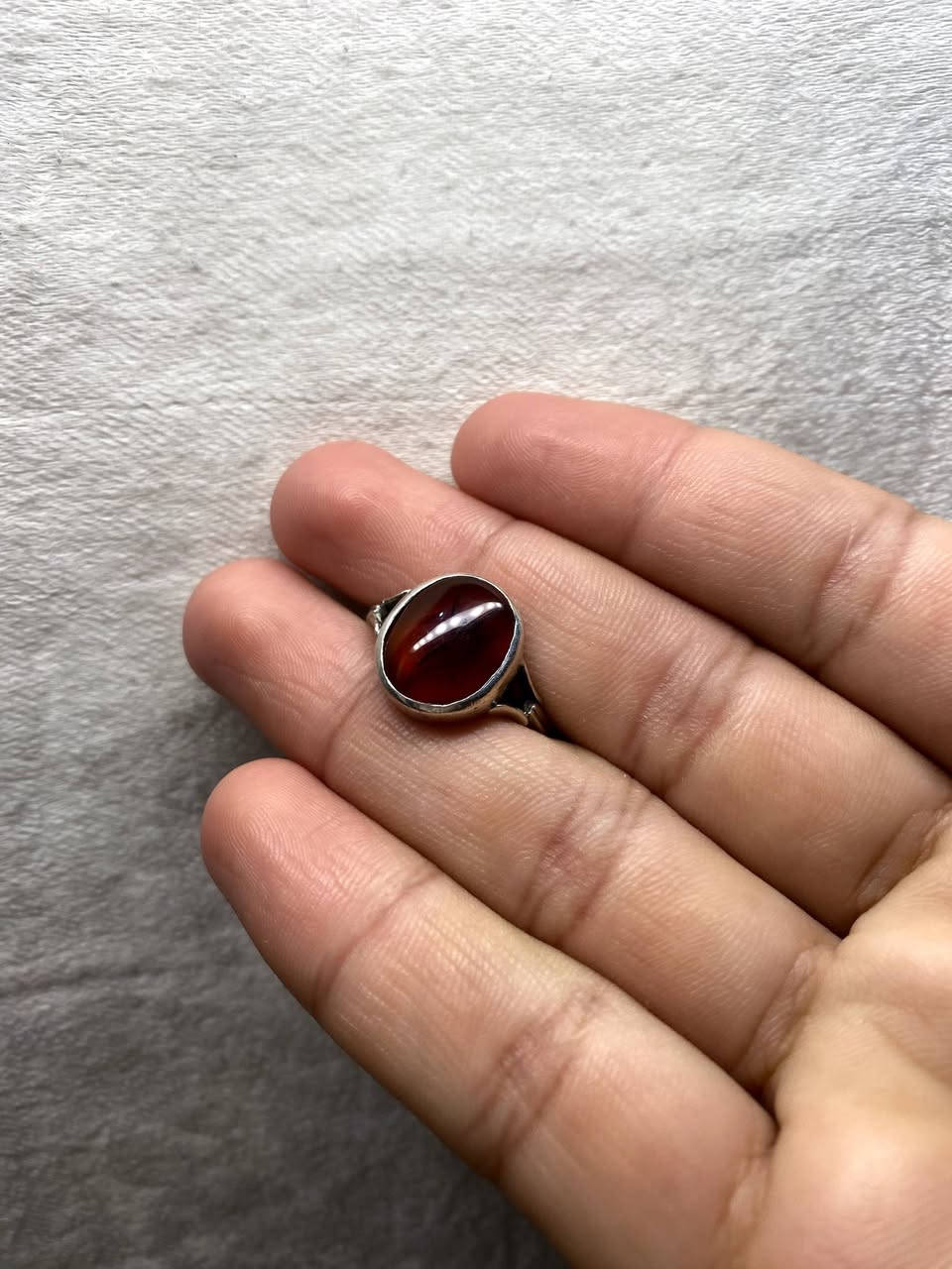 اللهم صل على محمد وآل محمد
خاتم من العقيق اليماني احمر نواعم
مقاس الخاتم 23 مقاس الحجرة 13 ملم 
صياغة جميلة ( فضة ختم 925 )
لمعرفة السعر مراسلة خاص او واتساب *********** 
توصيل جميع محافظات العراق 🚘
