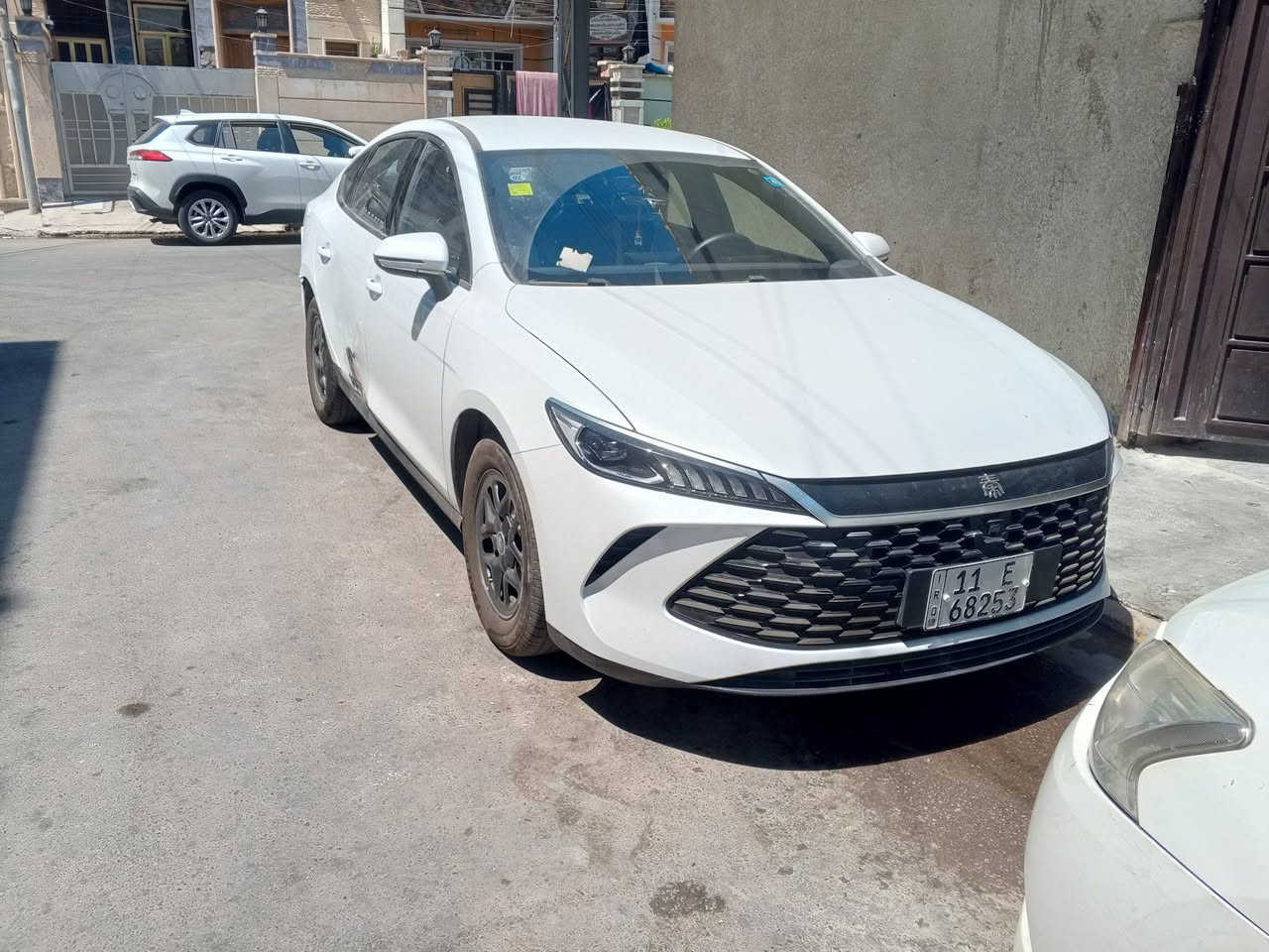 سلام عليكم موديل ٢٠٢٥ ماشيه ١٣ وخمسميه رقم بغداد الدولي بسمي السعر ١٨ مليون بيه مجال رصاعات باب السائق وباب الخلفي حادث وداعاميه ويم القلبق الشحن طخه  *********** اعرفه زيتونيه
