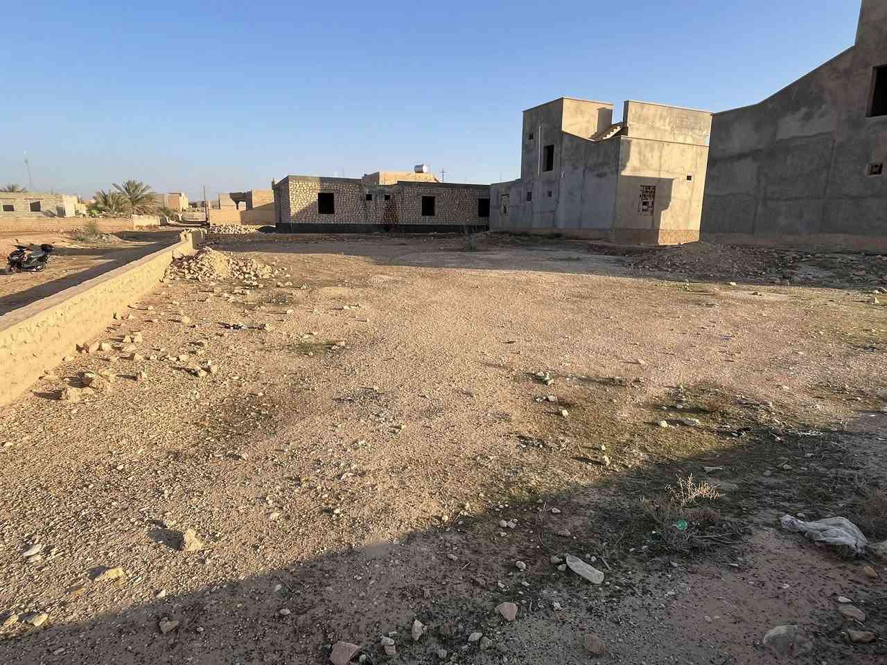 قطعه ارض للبيع في حي تنك مساحه 800 تنباع قطعتين او قطعه كامله تبعد عن مركز صحي 250 متر استفسار اتصل ع رقم ***********
