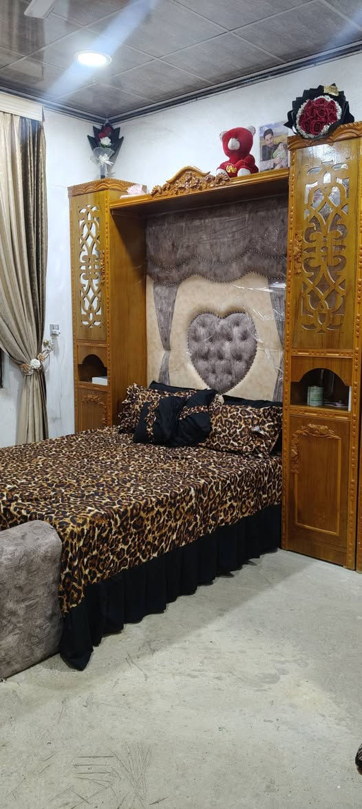 السلام وعليكم غرفه خشب للبيع جديده سعر مليون وبيها مجال بصيط عنون موصل حي التنك رقم الهاتف ***********
