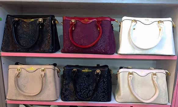 #بيوتي_شوز_للاحذية_والحقائب
🔲حقائب نسائي 🩷ماستر كوالتي 😍🩷
🔲ماركات هرمز 🧡 شانيل ❤️ گوچي 💚 آلدو 🩷 مع العلبة والدست باك 
📍العنوان : #بابل_المسيب_شارع_البلدية_خلف_صيدلية #الؤلؤة_اول_محل_مقابيل_مجمع_ديمة_لملابس_الاطفال_
    ________________________________
التوصيل 🚖 داخل المسيب والمحافظات سيكون عن طريق مراسله الصفحه او الاتصال على الرقم 
(***********) اتصال /واتساب 🩷
جميع القطع مكفولة و قابلة للتعويض في حال الخلل او العيب كان مصنعي فقط 🔥 .. 
        __________________________
‌‏‌‎⛱️شكراً لاختياركم بيوتي شوز للأحذية والحقائب ⛱️
