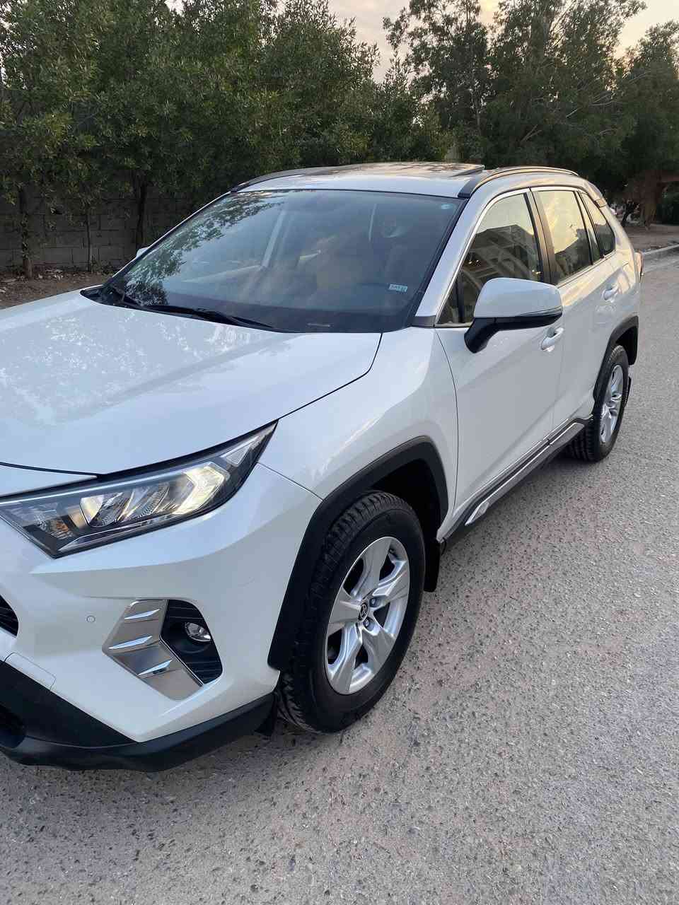 راف فور 2020 بانزين شركة ساز  فول مواصفات للبيع
السيارة رقم بغداد الجديد باسمي هزة وسنوية لحد 2031 جديدة ثاني يوم تحويل
السيارة نضيفة كلش  ماشية 100000 كم على ايد وحدة من الزيرو لحد الان 

بيها صبغ جاملغ امامي ايمن بدون دواخل وبدون فتح وبيها بارد باب الصدر شبر جوة المراية وبيها رصعات حالوب خفيفة كم وحدة والباقي كلة كفالة من الفتح والبارد والصبغ والتبديل وكير ومحرك كفالة

وصيانتها كلها بالشركة من الزيرو لحد الان
مواصفات السيارة
مكينة 2500 بانزين
فور ويل درايف
بصمة وتشغيل عن بعد بلادي
فتحة سقف
شاشة اصلية ام الدعاء وكاميرا واريل نفكيشن
ست وضعيات قيادة
مري شفط واشاير بالمري
ترحيب عن الاقتراب
حساس ضغط الاطارات
حساسات دعامية تمامي وخلفي
هاندبريك بصمة واوتو هولد
مراة وسطية عاكسة للضوء
دوسات نيكل ضوئية بلادية
تبريد بيانو ومناخ منفصل وقطعتين تبريد
شاحن لاسلكي وايرلس 
لد نهاري
لايت زينون بلادي عالي وناصي وبلوجكتر
بكلايت لد
خمسة ويلكب 
داخل مخمل بعدة جديد ع وضع الشركة
ارضيات بلادية وعدة كاملة
بصمات ثنين وياها
السيارة متحتاج مصرف لان جديدة وداخلة صيانة دهن وفلاتر وفحص كامل بالشركة وتخم تاير اصلي وباتري جديد

مكان السيارة بغداد الاعضمية

السعر 22300$ يعني 223 ورقة وبيها مجال

تليفون *********** وبي واتساب انصل وتدلل
