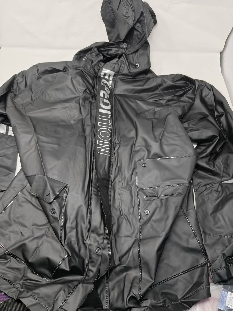 بنطرون+ القمصله كلش حلوه تفلش
جلد . ومغلفه بطبقه بولي يوريثان(pU) مقاوم للهواء والماء
السعر 65الف /يوجد توصيل كافه المحافضات 5ألف /
واتساب ***********
