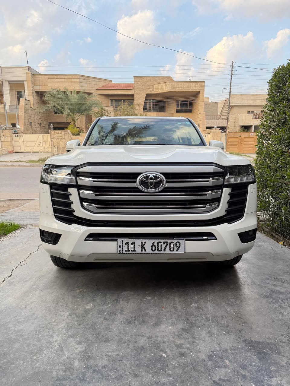 السلام عليكم
سياره للبيع فقط 
النوع :لاندكروز GXR 
لون :أبيض لؤلؤي
الموديل:٢٠٢٥
تويوتا العراق | ساز بضمان الشركة 
ماشيه:5200
المواصفات:
معروفه مواصفات GXR
المحرك:6 سلندر 4000
تنفس طبيعي في حالة الزيرو
ناقل الحركه:١٠ سرعات اتوماتيك
خزان الوقود:110
بصمه٢ 
مقاعد جلد 
تدفه + تبريد 
شاشات عرض متقدمه ٣ شاشات
انضمه سلامه مساعده
تشغيل عن بعد 
شاحن لاسلكي امامي
اضاءة ترحيب اسل عند فتح الأبواب 
الباب الخلفي كهرباء| صندوق 
رادار - مثبت سرعة
حساسات امامي خلفي 
مغلفه السياره ppf امريكي الاصل 10سنوات ضمان
الجامه الامايه عليها درع للحمايه 
الداخل مغلف ارضيات جلد تايوان
كفاله عامه السياره 
السياره رقم بغداد : 
رقم مميز 6️⃣0️⃣7️⃣0️⃣9️⃣
السعر :- 75500
العنوان :بغداد - حي الخضراء 
للاتصال : ***********
