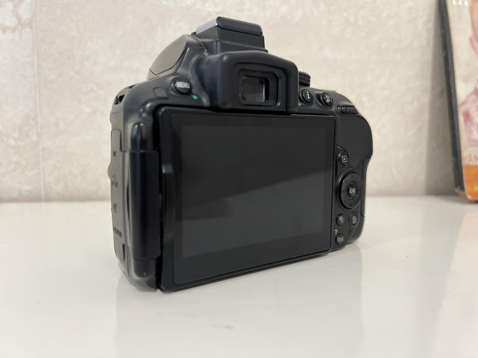 📸 كاميرا Nikon D5300 للبيع
• الحالة: 95٪
 • دقة 24.2 ميغابكسل
 • 39 نقطة فوكس
 • تصوير متواصل حتى 5 صور بالثانية
 • عدسة أصلية 18-55 (فتحة عدسة f/3.5–5.6)
 • حساسية ISO من 100 لحد 12800 (قابلة للتوسيع)
 • شاشة 3.2 إنج متحركة بدقة عالية
 • تصوير فيديو Full HD 1080p حتى 60 إطار بالثانية
 • بطارية أصلية + شاحنة أصلية
 • ويه جنطة أصلية
 • ✅ تدعم Wi-Fi + GPS

✔️ مناسبة للهواة والمحترفين
📍 يوجد توصيل لجميع محافظات العراق 
💰 السعر: [400] وقابل للتفاوض 

📞 للاستفسار:*********** (واتساب  فقط ✅ )
