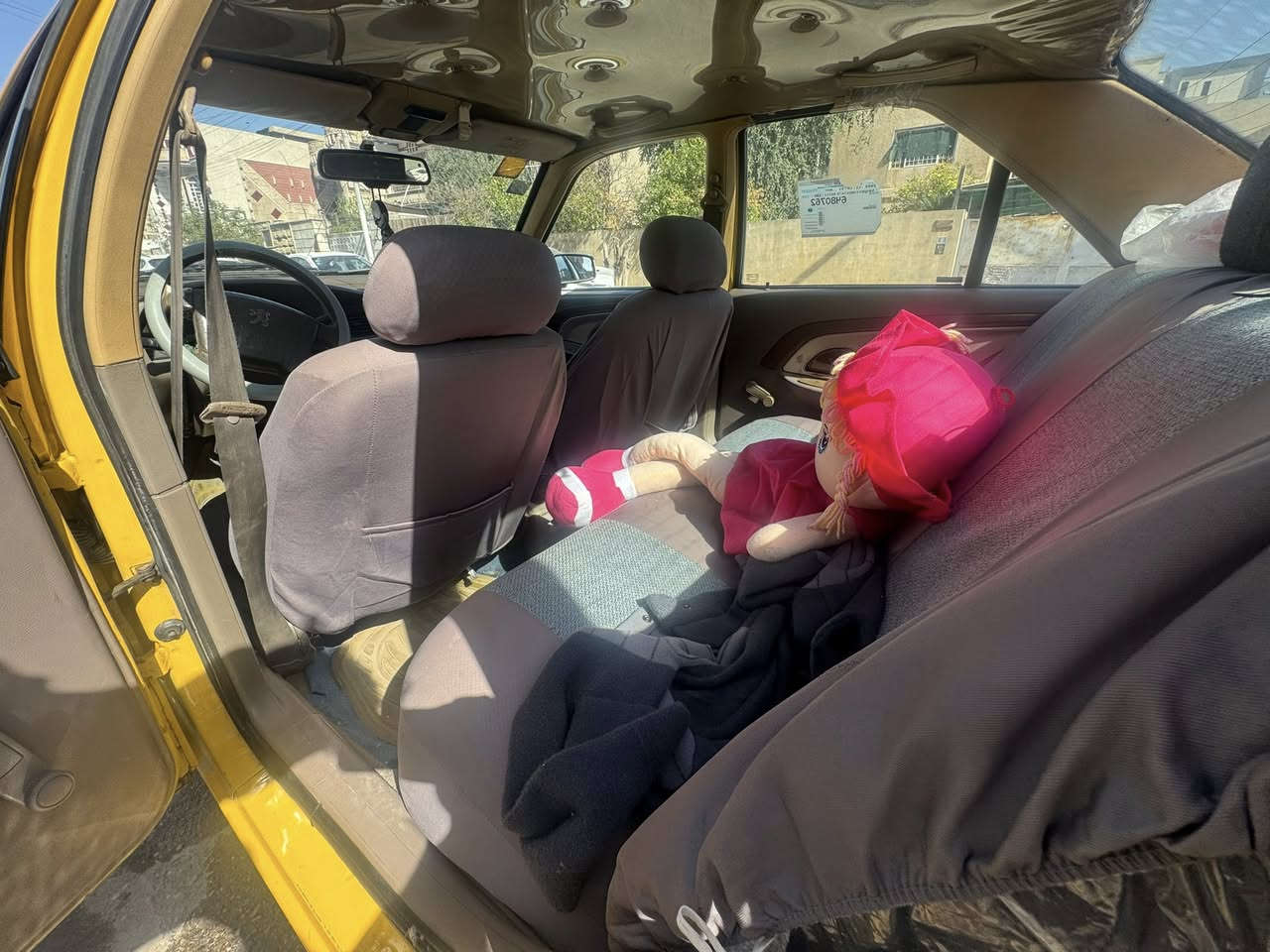 السلام عليكم بيجو 405مديل 15السياره حلوة رقم انكليزي جديد السياره لا ضربه ولا صبغ و مكفولة فط شخط في صفحة السياره و مكان قفل الصندوق بي ضربه خفيفه موضح بالصورة كولش حلوة السياره بيهة تبخير بس بالمعدل ما بيه لا دخان ولا شي فقط من توكف اكثر من 5دقايق يصير بيهة دخان السياره كولش حلوة السعر 43وبيهة مجال قليل 
***********
هاتف وواتساب متواجد
