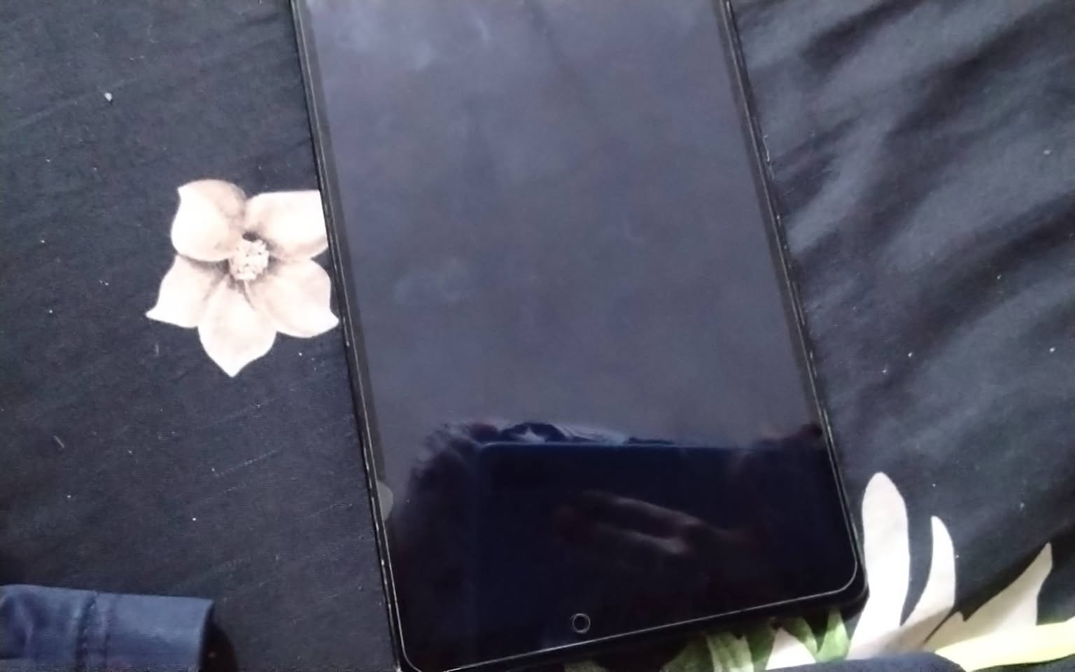 السلام عليكم عندي ايباد جلكسي تاب اي سامسونج
ذاكره 32
شراي خاص 
***********
