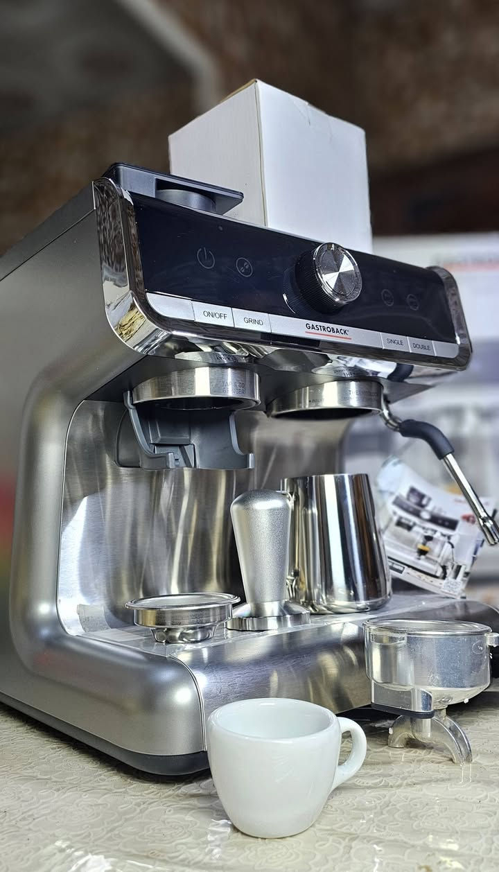 العنوان: الفخامة الألمانية في كوب قهوتك! ☕🇩🇪
​هل تبحث عن المذاق الحقيقي للإسبريسو؟
نقدم لكم ماكينة القهوة الاحترافية من شركة Gastroback الألمانية، الماكينة التي تجمع بين الأناقة والقوة لتعطيك تجربة باريستا حقيقية في منزلك أو مكتبك.
​لماذا تختار Gastroback؟
✅ هيكل كامل من الفولاذ (Stainless Steel): تصميم عصري ومتانة تدوم طويلاً.
✅ استخلاص مثالي: مضخة ضغط قوية تضمن لك "كريمة" ذهبية وكثيفة في كل كوب.
✅ نظام تحكم حراري ذكي: يحافظ على نكهة القهوة الأصلية ويمنع احتراقها.
✅ ستيمر بخار احترافي: لتحضير أروع لاتيه وكابتشينو برغوة مخملية.

✅تامبر ماركة+بتشر حليب +بورتافلتر احترافي+كوب أورجينال+باسكيت سينجل ودبل
جديد....


**إذا كنت صاحب هذا الإعلان وتريد حذفه لأي سبب، رجاءا أرسل رسالة إلى الدعم الفني**