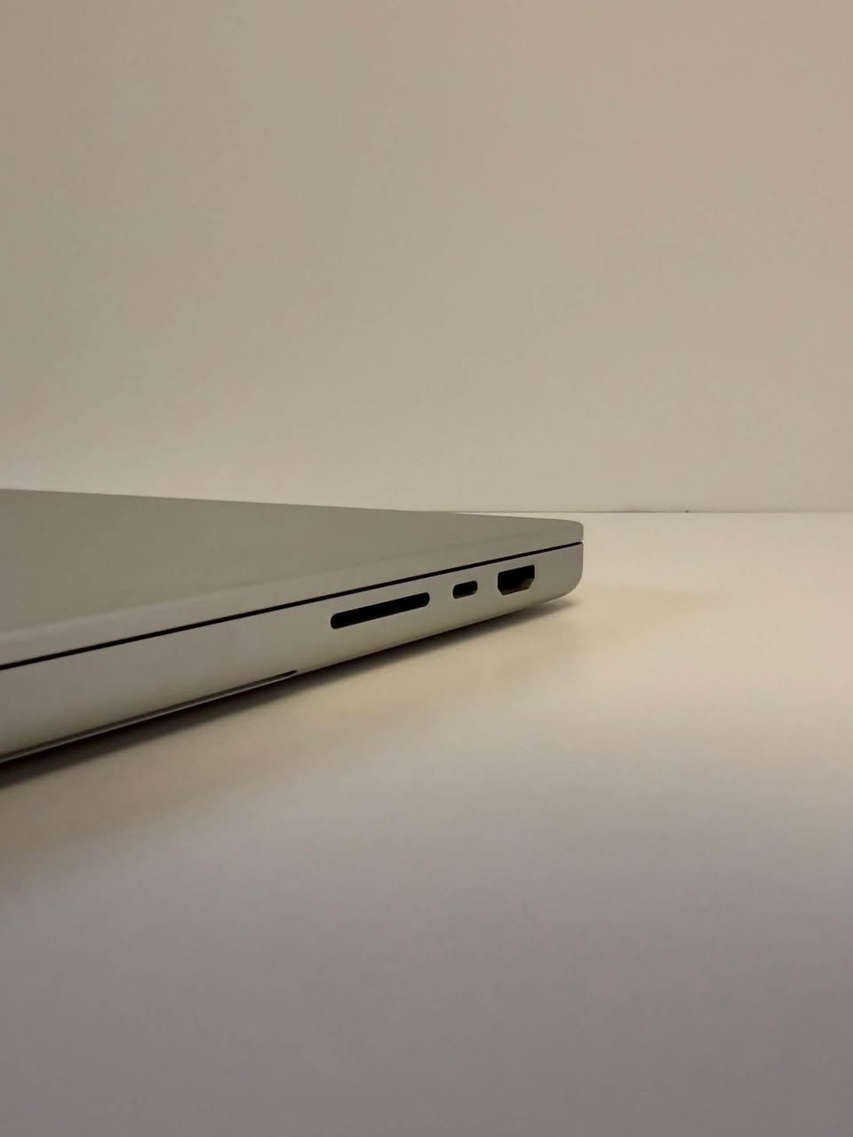 Macbook pro m2 pro 16 inch
رام 16
هارد 512
مشحونة 40 مرة فقط 
وياها فقط شاحنها الاصلي
نظافة 100 
واتس ***********
