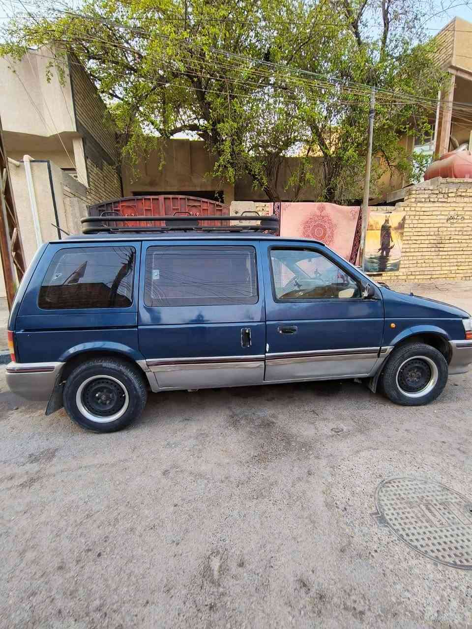 سلام عليكم
دوج كلايزر ١٩٩٢ 

كير و مكينة كامر ابو الجف 

باقي السيارة كلة بلادي ولا قطرة خياس 

مصبوغة للجمالية 

صدر و تايرات نص عمر 
رقمهة ديالى انكليزي 

سعرهة ٣٢ و بي مجال حك الجية 

مكاني بغداد الحسينية 

***********
