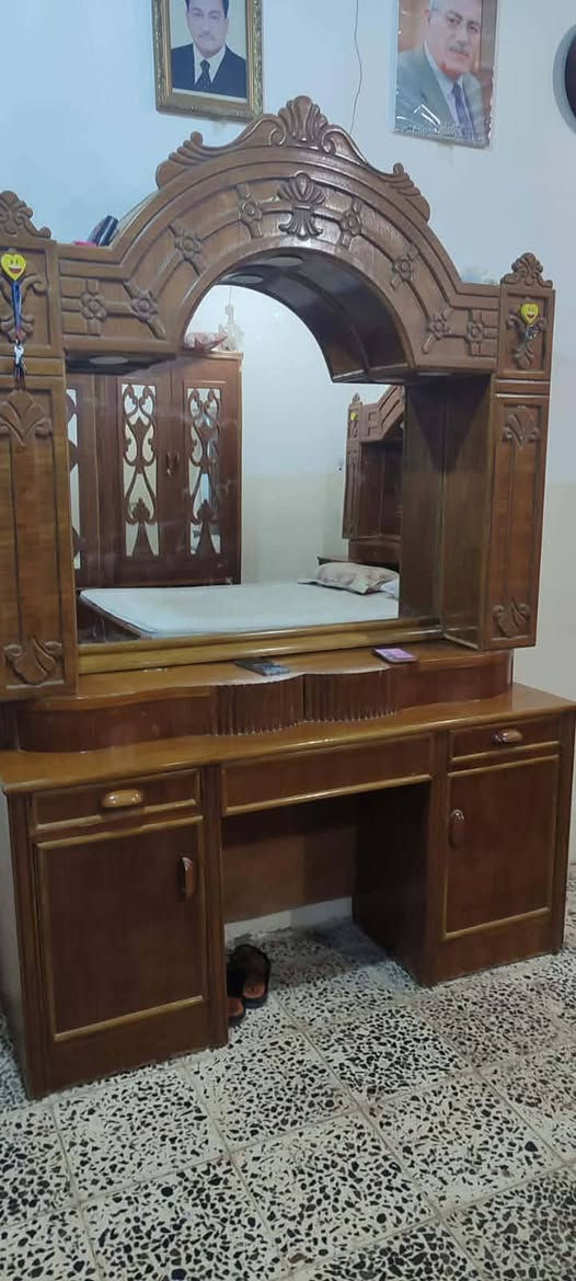 سلام عليكم غرفه اخشاب للبيع السعر ٦٠٠ اوبيها مجال للتصال بالرقم ***********
