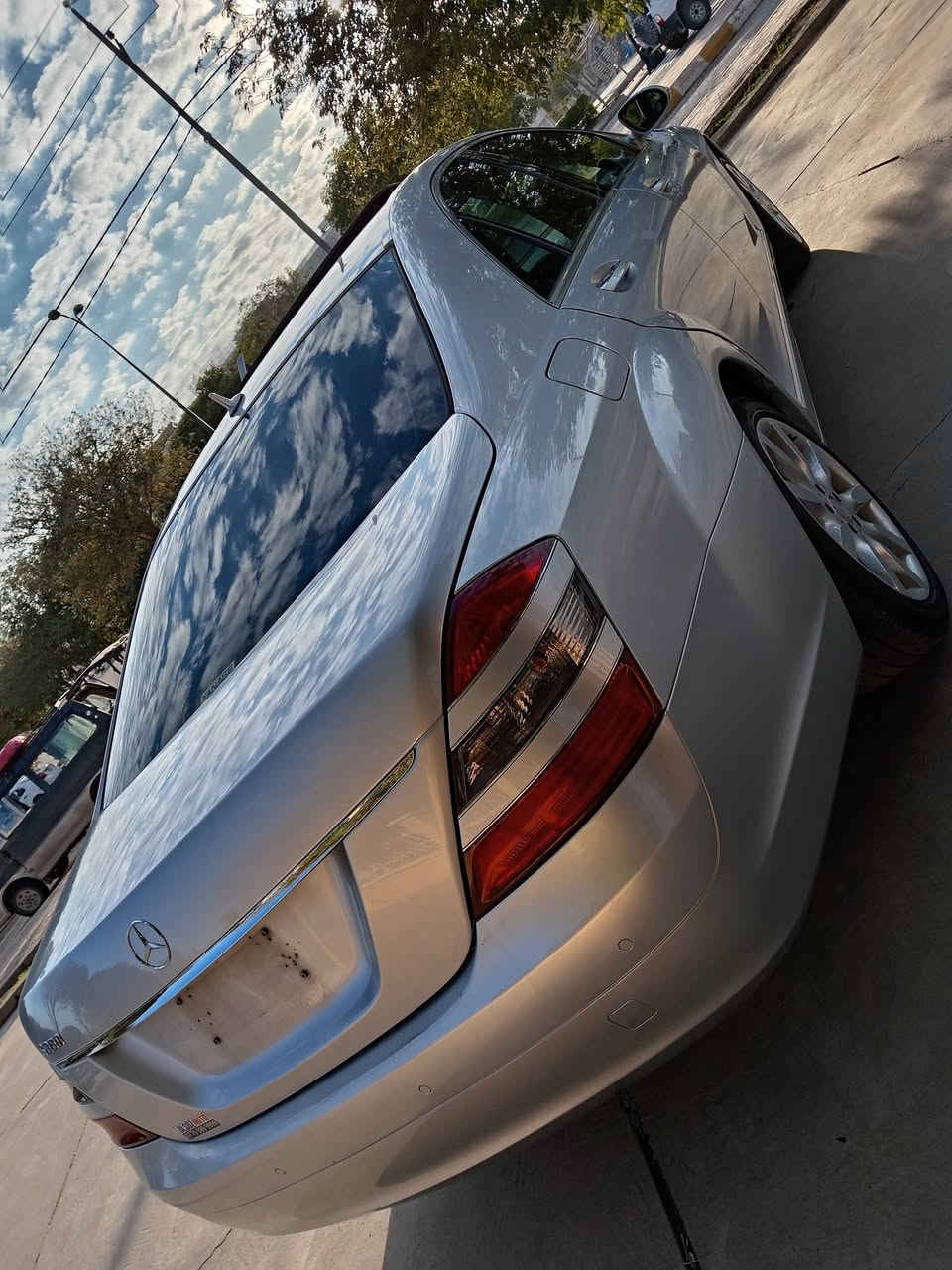 سەرەتا بەناوی خوای گەورە 

ماشاللە لەماڵی هەمو لایەک 
مارسیدز s350 شەش پستۆن 
سەیارەکە ساغە و بێ بۆیاخە 
بێ زەربەو لێدرانە
گێڕو مەکینە بەشەرت سەت فیتەر 
مواسەفاتی 
سڵاید 
کوشن جلد گەرمو سارد
 کامیرە و پێشو پشت 
پەردە 
سەلاجە 
مەرکەزی 
تەنها پانۆراماو دەرگا شەفت نیە 
زۆر مواسەفات تر...
شوێن کەلار 
گۆڕینەوەش لەسەر دڵگرتن 
سعری٨٣گڵا و مەعامەلە 
ژمارەی خاوەنی ***********
