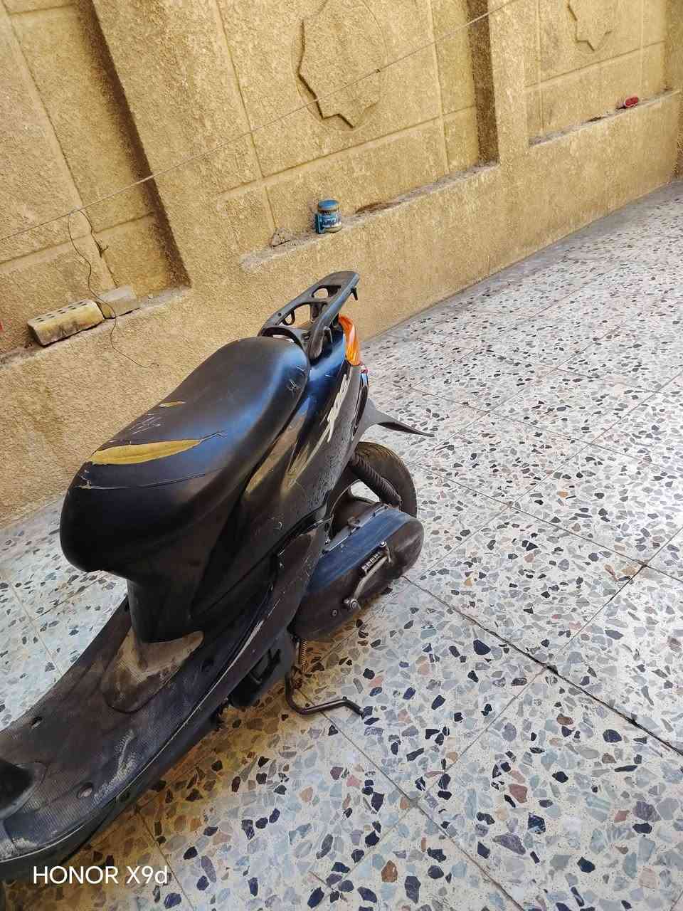 سلام عليكم دراجه عصفوريه شغاله سلف وهندر كهربائيات كله شغاله كيج بأنزين كيج سرعا كله شغال مكينه ممتوحا صوط اكسن مابيه ( نقصه بس صالنصه وترايش ) سعر ٢٧٥ وبيه مجال مكان بغداد الحريه الرقم *********** بيه واتساب

