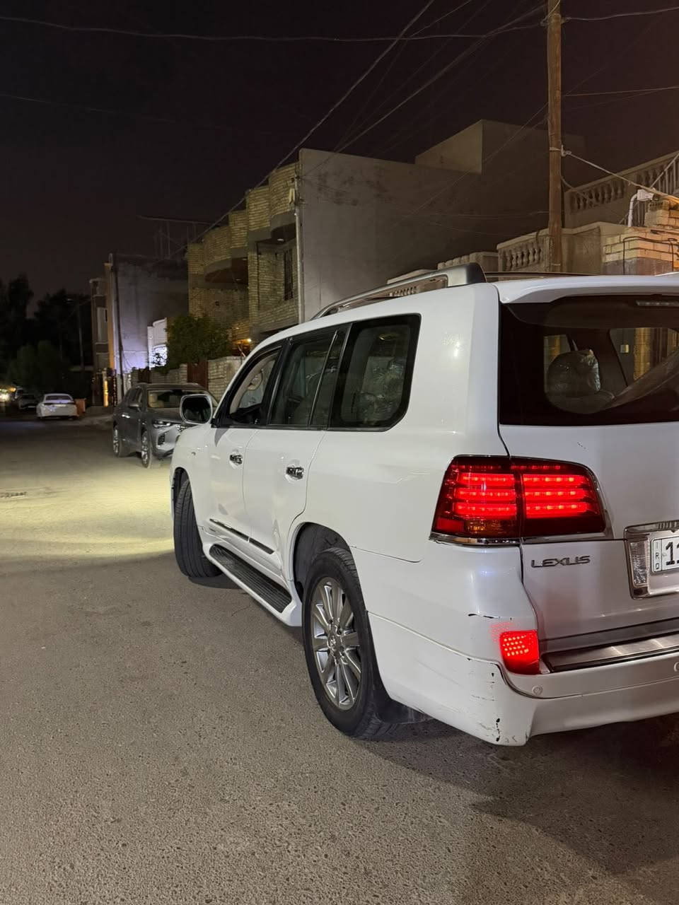 السلام عليكم 
LX570 SPORT 2011 
 1-السيارة فول ١/١ 
2-رادار امامي 
3-حساسات360 درجة
4-كامرات امامي خلفي جانبي 
5-اشاير بل مري 
6-مري شفط 
7-جگات شغالة كاملة مابيهة اي مشكلة 
8-نضام dinamic للتوازن بالجگات يعني من تميل تعدل روحهة السيارة تلقائي 
9-كشنات جلد 
10-كشنات تدفئة تبريد +جميع الكشنات امامي خلفي كهرباء +كشن السايق خزن ميموري ٣وضعيات
11- ٣وضعيات قيادة SPORT/NORMAL/ COMFORT
12-بلوتوث اغاني
13-شاشة كبيرة 
14- فتحة سلايدروف
15-محرك ٨ سلندر 5700 
16-صندوگ كهرباء+الصندوق سوفت كلوز (شفط) 
17-دفع رباعي4X4 
18-كامرة دوارة
19-٧راكب 
20-تشغيل عن بعد 
21-بصمة 

السيارة بيهة الجاملغ الخلفي مال السايق صبغ بدون دواخل وبيهة دائرة صغيرة كلش بكد راس الاصبع بالباب اللي خلف السايق اما الباقي كفالة عامة گير مكينة كفالة عامة  صدرهة نضيف السيارة مال بيت كل اسبوع تطلع مرة استخدام بيت السيارة ترايهة البصرة وين ميعجبك تطلع بيهة السيارة رقم بغداد
***********
السعر/ 315
عنواني بغداد
