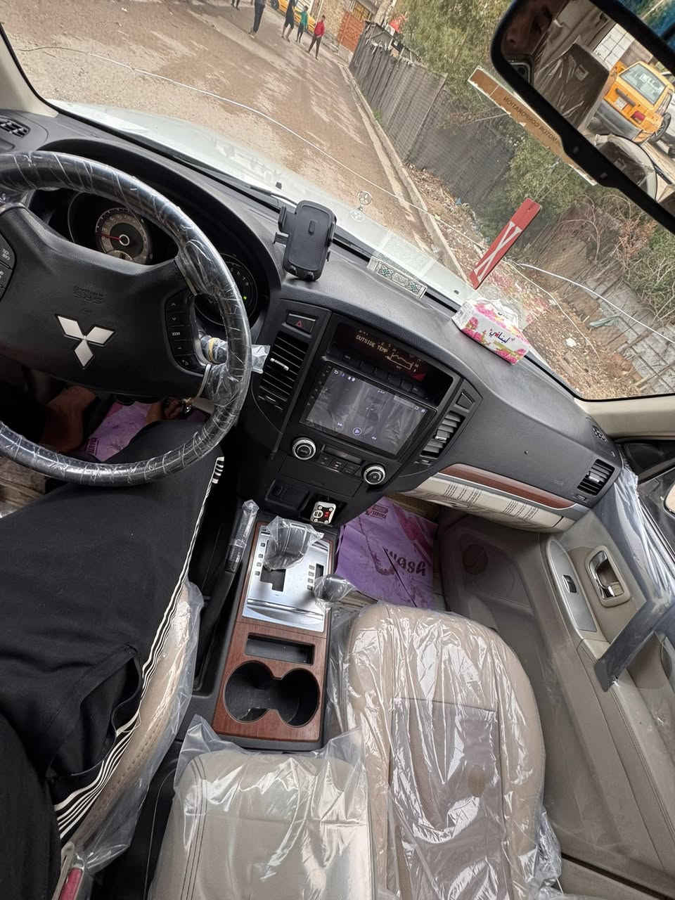 سلام عليكم سيارة باجيرو حبتور موديل 2009 لون ابيضّ محرك 3000 V6  فول مواصفات
كشنات كهربائية
فور ويل 
فتحة سقف
7 راكب 
مابيها صبغ ولا بارد مكفولة فقط شخوط بسيطة ما معدلة 
كشنات لون بيجي 
سيارة بيها دمام 
ماشية 189 الف 
كهربائيات كلهن شغالة 
داخل نضيف 
تبريد تلاث قطع 
تبريدها كلش زين 
رقم بغداد خصوصي 
سيارة باسمي تحويل ثاني يوم 
موقع سيارة بغداد العبيدي 
سعر سيارة  150 ورقة وبيها مجال بسيط 
متواجد فقط على رقم 
***********
