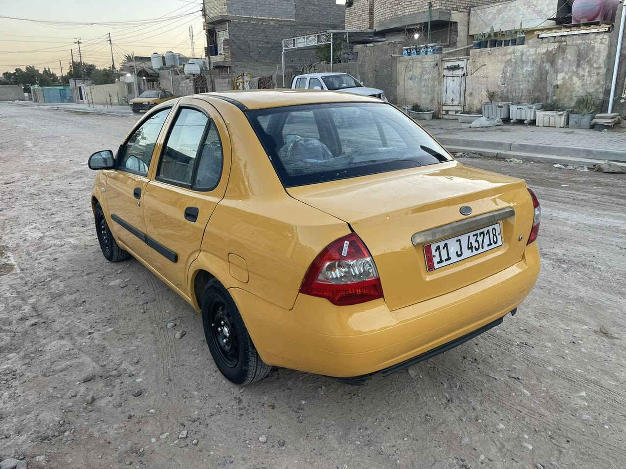 السلام عليكم طيبه 2015        رقم دولي مصفره هيئه وغرامات سنويه 2030 سياره كير ومكينه جدد لاصرف ولا بخار صدر تايرات تبريد كله جديد السياره بيها مكانات صبغ بدون اي حادث جاهزه من كلشي الف ماذب عليها مكانها بغداد السعر 36 وبيها مجال ***********
