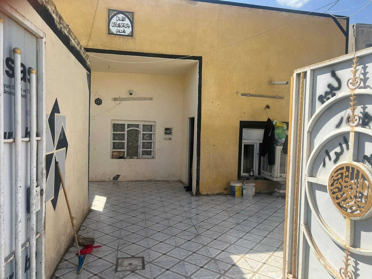 السلام عليكم دار للبيع في حي الحسين قرب المولده بشارع الوسطاني الاتصال على رقم ***********
