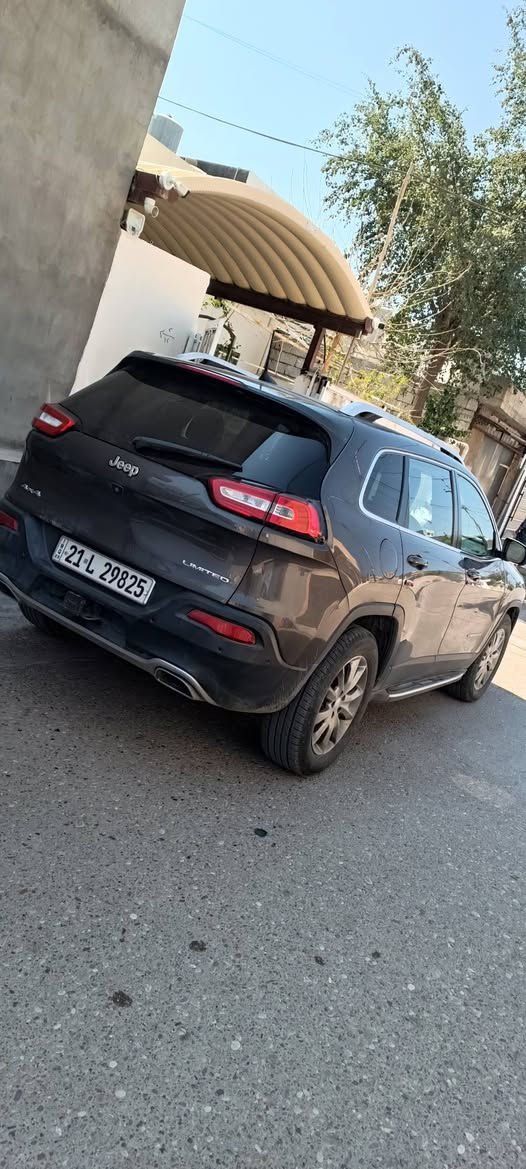 جێب شیروکی مودیل 18 بسمە  شغال کوشن جلد کوشن هیتر سوکان هیتر فول فولە پانوراماییە دەفتر بەنزینی هەییە سەنەوی دوومانگ بەسەر چووە فقط شەرت گیر مەکینە شەرت تەحویل وکالە چوار تاییەی لۆک سەیارەکە بێ مەسرەفە و ماڵی دوستە ژ.م *********** كركوك, العراق
