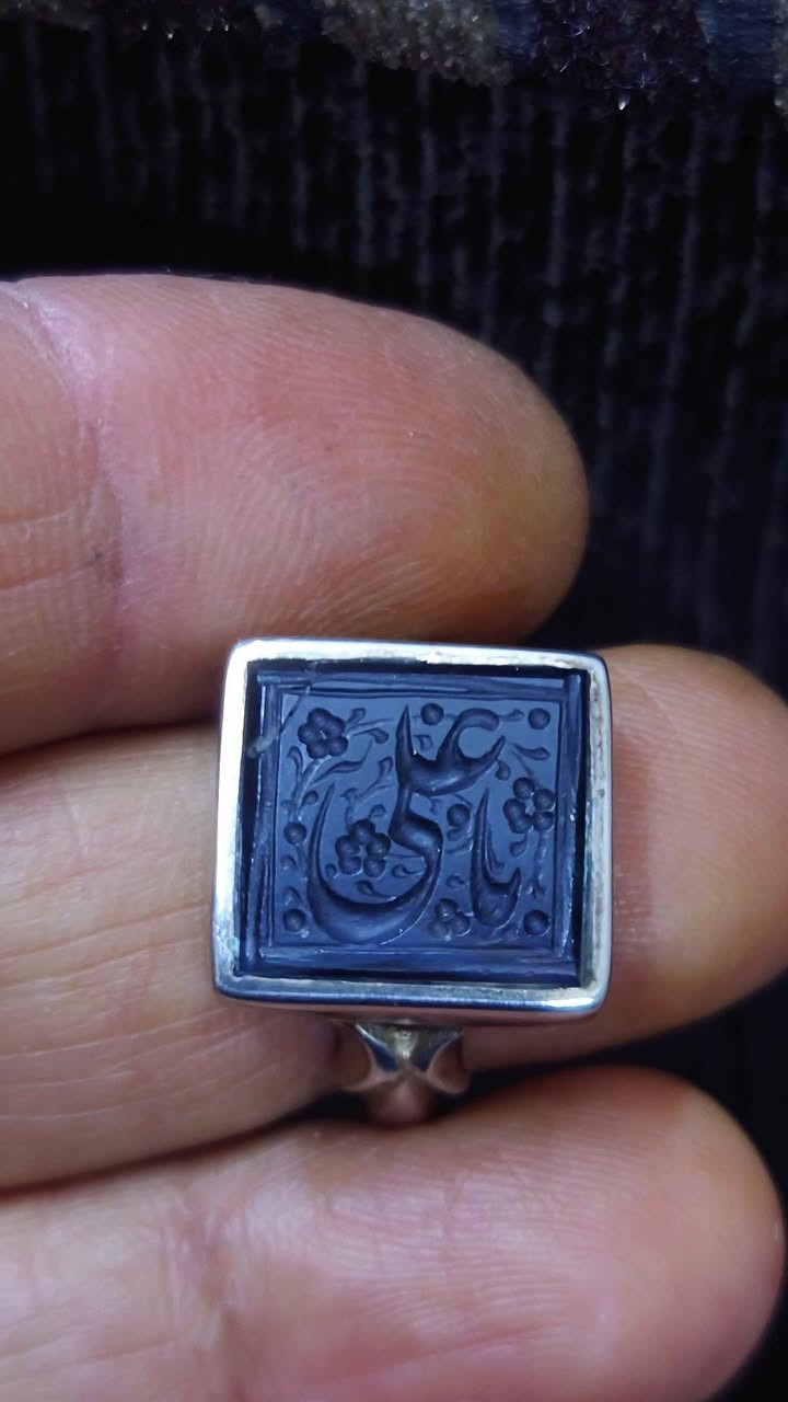 عقيق يماني طبيعي صياغة يدوي خط يدوي قياس خنصر السعر 45الف العنوان بغداد زعفرانية فضه 925الهاتف *********** بغداد, العراق
