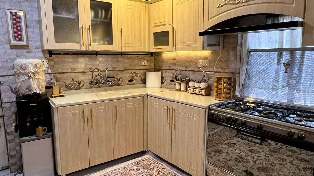 سلام عليكم كاونتر للبيع
مع ملحق جديد نظيف جدا جدا 
يعني الكاونتر على 13 خانه مع الفاترينه المخصصة للماكيرو وفيف 
والفرن مع انارة والملحق يحتوي على 17 باب مقطعه وكامل 
ومجرات عدد 4 
مع مرشحه   عدد 2
السطح مرمر صناعي 
شغل درجه اولى مكفول 
سعر مليون ونص وبي مجال للعمله 
اي استفسار 
***********
