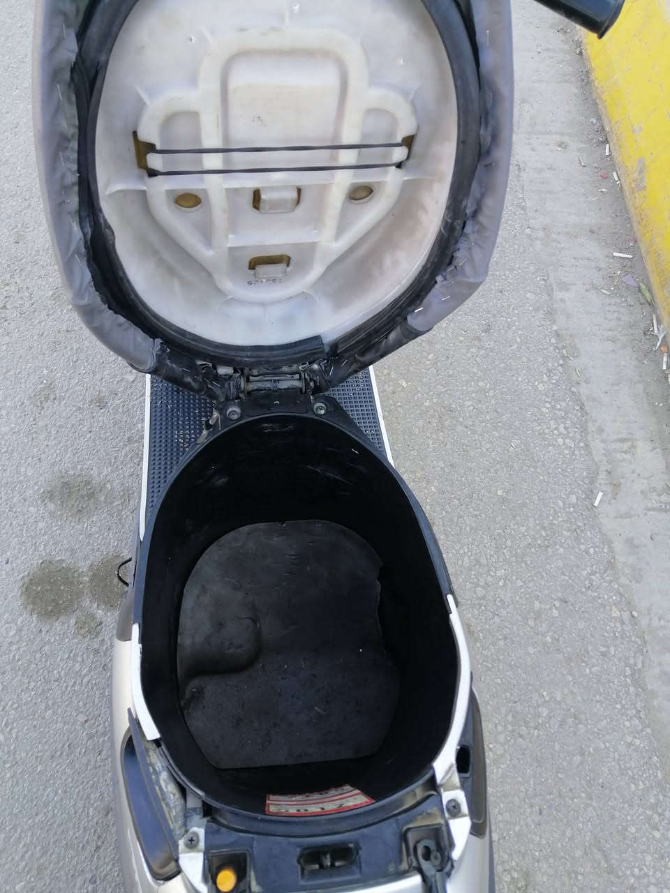 دراجه بطه للبيع سلف وهندر شغال كيجات شغاله دبل ستان كهربائيات كلها شغاله لايت عالي ناصي اشاير شغالات بك لايت شغال قفل جنطه شغال قفل سكان شغال تايرات جدد الدراجه نضيفه مال جناي السعر ٣٥٠ بيها مجال بسيط للتواصل *********** كربلاء حي العسكري قرب سيد محمد
