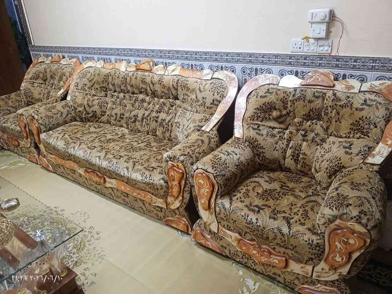 قنفات ملكيه مستعمله 4 تك و2 كبار فالمجموع 6 قطع المكان البصرة _ الزبير سعر 450 وبيه مجال ***********
