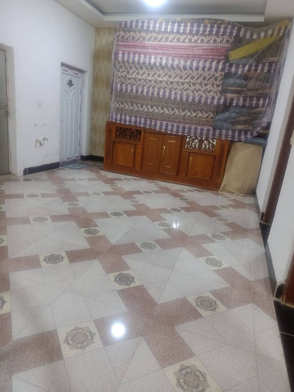 دار للبيع طابو صرف مساحه 200طابقين تسليح طابق أول حجر وثاني ابلوك مكون3غرف نوم 2صاله ديوانيه كندور مطبخ طرمه كراج بيت فول سيراميك خمسه كيلو مقابل ماركت الالوسي خلف شارع 30تجاري سعر 190بي مجال للطيبين رقم الهاتف *********** ابو علي
