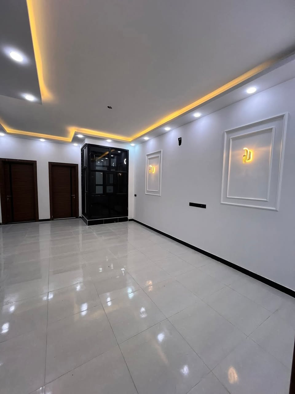 دار سكن للبيع
دار سكن للبيع

___

العنوان : حي الجامعة 

 داخل مجمع حيدر ابن حجي هندي النموذجي

بداية المجمع البلوك الأول قرب البوابة 

مجمع خدمات كاملة

كهرباء _إنارة _ماء _مجاري _ تبليط _ أرصفة_مولدة منطقة

_يقع على شارع بعرض 15 / M _موقع مميز  

-------------------------------------

زراعي سند 25 

بناء حديث  

غير مسكون

طابق واحد كونكريت مسلح

المساحة :200 / M

--------------------------------

 تفاصيل البيت 

____

غرف نوم عدد 2 نظام سويت، صالة عدد 2، استقبال، مطبخ(حار+بارد)، مجمع صحي عدد 2، گراج سيارة، حديقة

*********** ابو علي الجبوري
