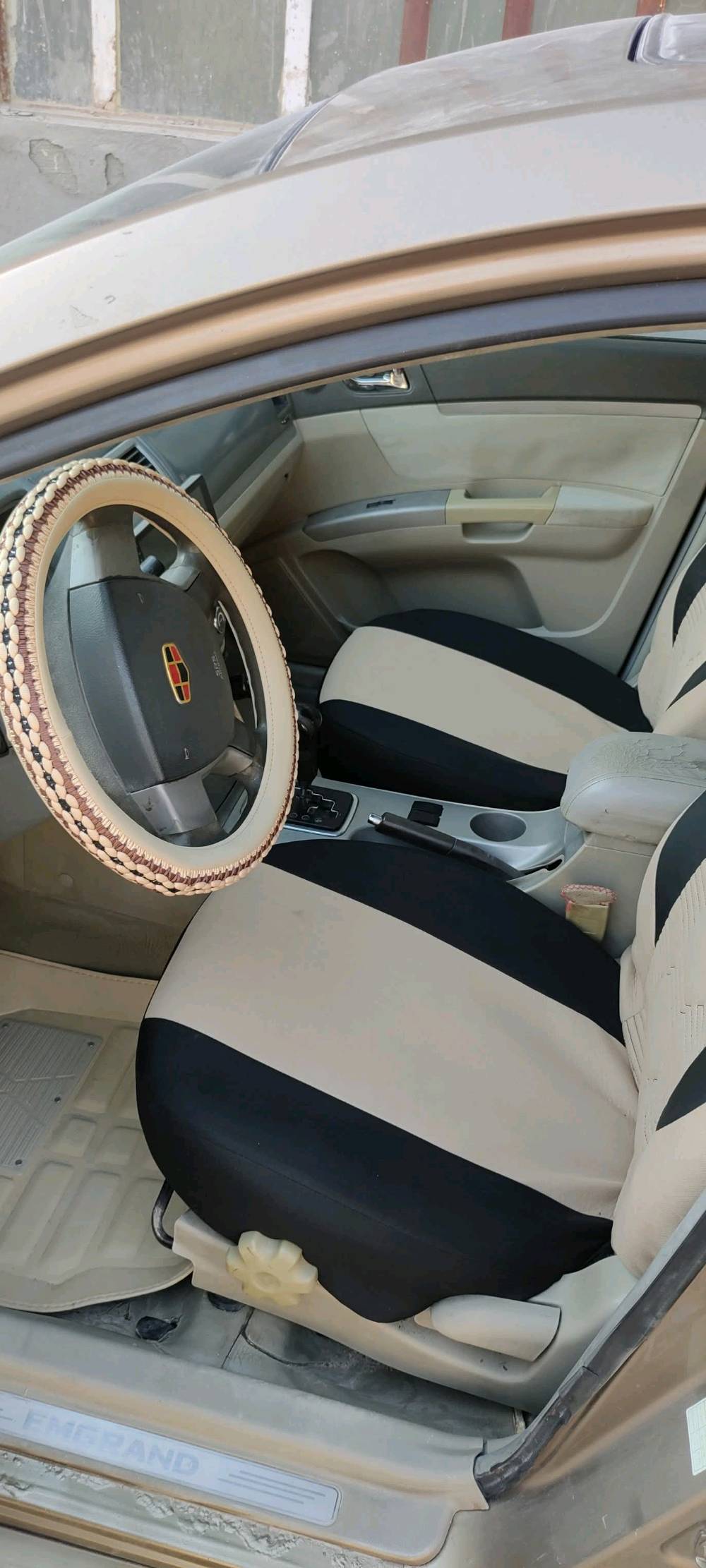 جيلي امكراند 2013  سياره خير من الله محرك وكير بلادي اوتو دواخلهه كلش حلوه فتحه بالسقف شاشه تبريد شغال تراي وين ميعجبك رقم نكليزي جديد راعيهه يريد مداور بيته يمنه قريب سياره مال جناي يشهد الله ومعتاز وستعجلت ع بيعتهه  