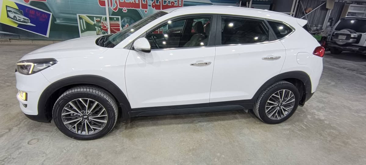 توسان 2020
رقم أربيل
كفالة عامه
بصمه 
شاحن موبايل
وجه لكزز
لايت خمس عدسات
مكان النجف
السعر ١٩٠ وبيه مجال
***********
