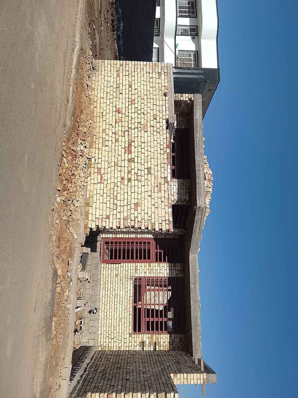 سلام عليكم بيت مساحه 162 متر واجهه 9 نزال 18 داخل لبيت غرف 2 + مطبخ + استقبال + صاله وحمامات  داخل وخارج تأسيس صحيات كامل ملاحضه لبيت ع شارع 12 متر وقريب ع شارع لعام لمكان بغداد جسر ديالى العريفيه ***********
