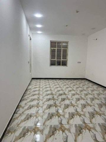 بيت للبيع المساحه ٢٠٠ متر  طابقين بناء حديث يحتوي ديوانيه مطبخ  صاله غرفتين نوم  صحيات خارجيه  حمام  الطابق الثاني غرفتين صاله صحيات العنوان الفداء خلف مجمع بحار الأنوار يبعد عن السريع 60 متر السايدين الصدرين  مطلوب إسكان ٦٠ مليون  من ظمن المبلغ الكلي  ٢٦٠ مع الاسكان اذا موضف ايحولهن عليه ايصير مراوس بيت لتواصل ***********
