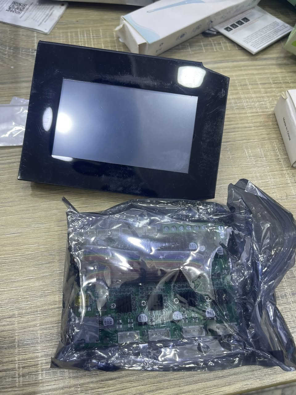 حزمة تحديث صامتة (Silent Upgrade Kit) لطابعات Creality Ender 3/5، وتتكون من:
لوحة أم صامتة (V4.2.7): تجعل محركات الطابعة تعمل بدون صوت تماماً وتزيد من سرعة معالجة البيانات.

شاشة لمس ملونة: تستبدل الشاشة القديمة (ذات المقبض) بشاشة تعمل باللمس لتسهيل التحكم.

كابل البيانات: لتوصيل الشاشة باللوحة الأم.

الفائدة باختصار: تحويل طابعتك العادية إلى طابعة صامتة الحديثة مع واجهة مستخدم أسهل.
قيم وبالعافية


**إذا كنت صاحب هذا الإعلان وتريد حذفه لأي سبب، رجاءا أرسل رسالة إلى الدعم الفني**