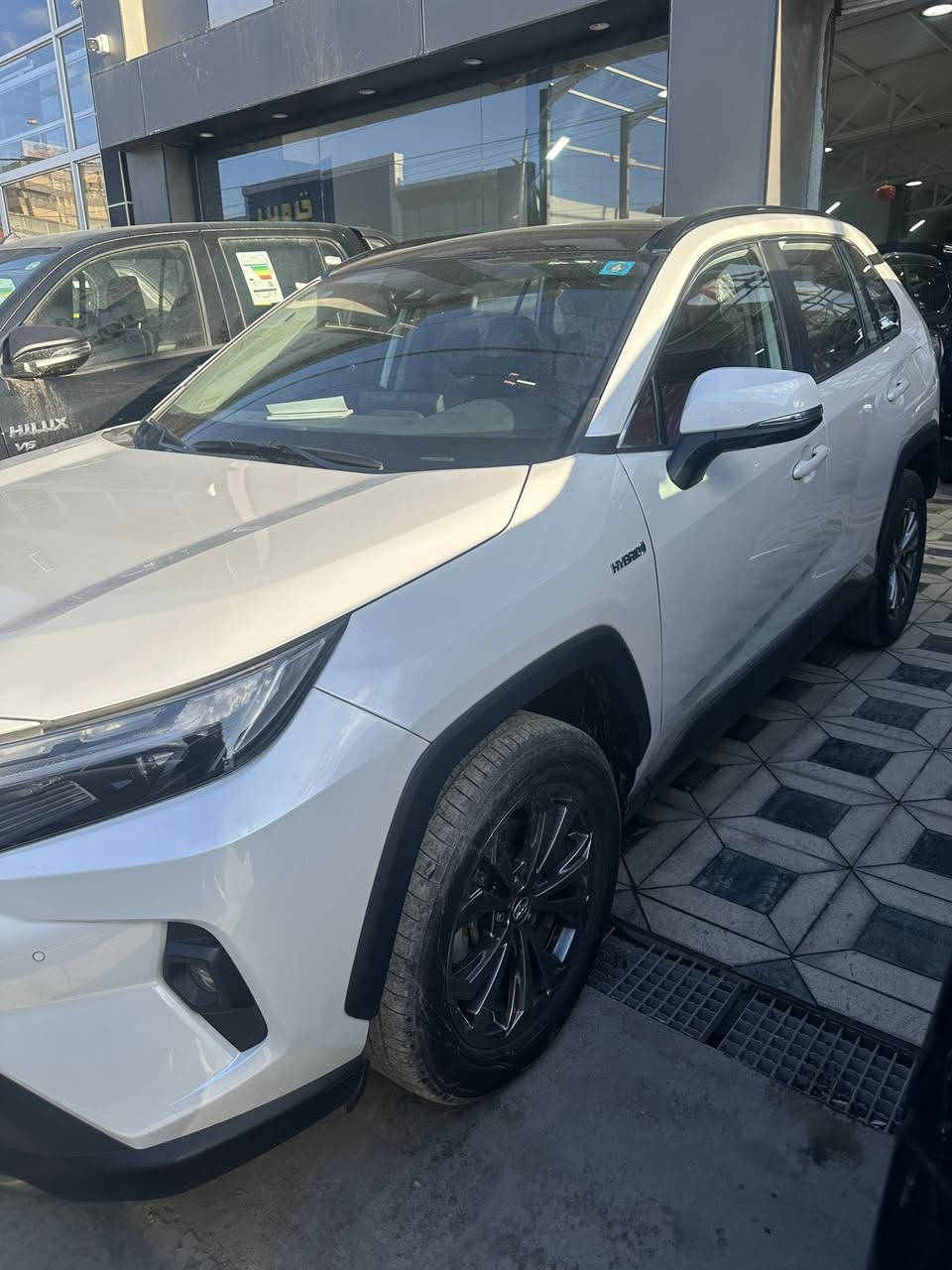 راف فور  موديل 2024 هايبرد النسخة الصينية
ماشية 9 
مواصفات (بانوراما-تحديد مسار -5 كامرات 360-تدفئه تبريد كشنات - كشنات كهربائي - داخل احمر -محرك 2500)
السيارة رقم بغداد ب اسمي تحويل مباشر 
-السيارة كفالة عامة من الصبغ ومن اي ضرر :كلين:

للاستفسار /***********
