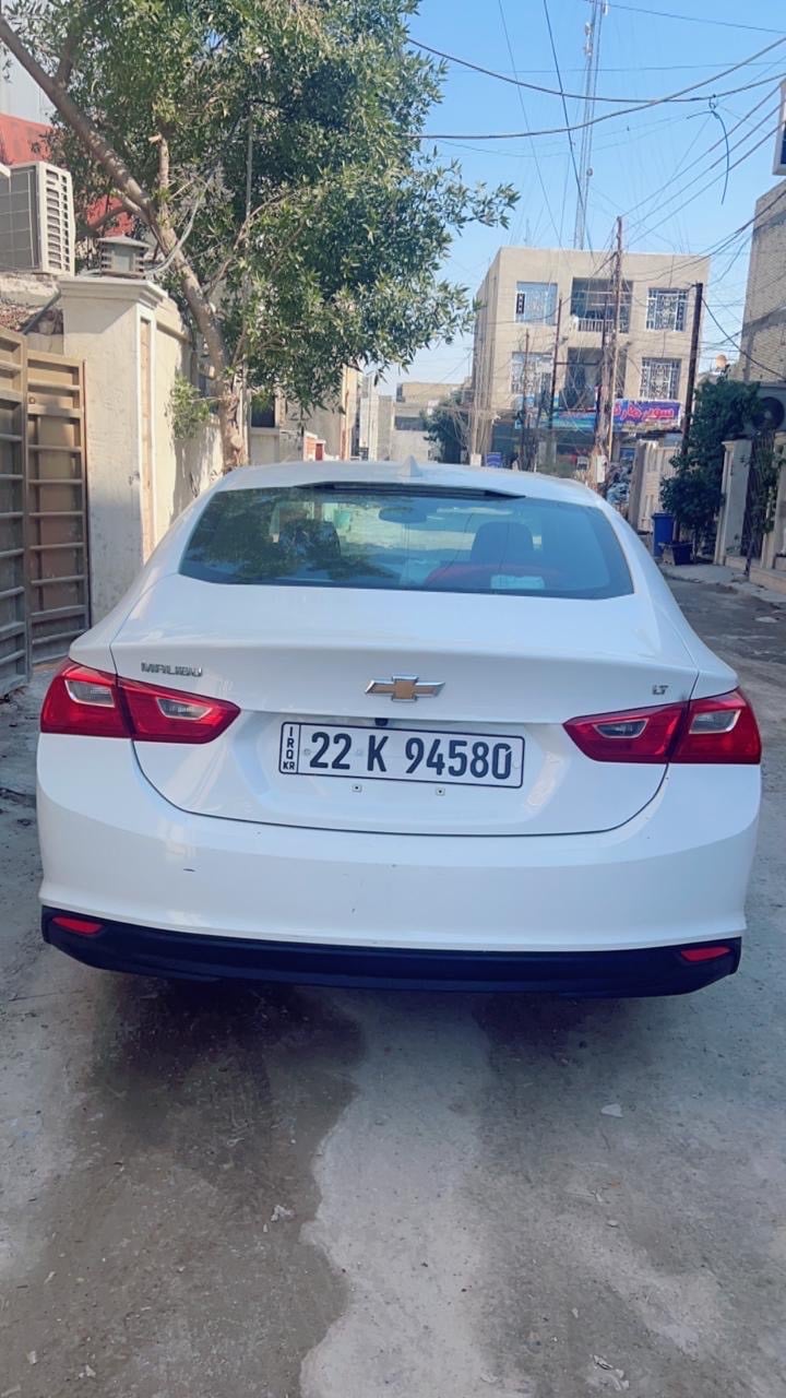 سيارة شيفروليه ماليبو، موديل حديث، لون أبيض. بحالة ممتازة من الداخل والخارج، بدون أي صبغ إضافي أو ضرر. السيارة مزودة بجميع الميزات الأساسية لراحة وأمان السائق والركاب. المقصورة الداخلية واسعة ومريحة، مناسبة للرحلات الطويلة واستخدام اليومي.