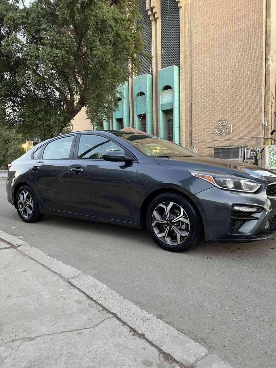 الهم صلي على محمد واله محمد سلام عليكم شباب للبيع كيا فورتي موديل 2020لون فيلي مثل ماموضح بصوره حادث السياره فقط ثلم ب الويل تقريرها سرقه بنيد جاملغ بأربيل بيها ٣ قطع صبغ طبعاً صور الحادث وصور السياره من جانت بره موجودات ب المنشور 
مواصفاتها 
_رادارات امامي جانبي 
-تحكم قياده ذاتي 
-محرك 2000 سياره 4 سلندر 
_ تدعم ابل كاربلاي 
-كامرة خلفيه وشاشه 
-ناقل حركة اوتماتيك CVT
الأداء: أنظمة قيادة متعددة (عادي، رياضي، اقتصادي)
_السياره ماشيه 74 الف 

سعر السياره 135 
مكاني بغداد كراده 
السياره بأسمي ورقمها اربيل 
رقم هاتف للتواصل : ***********
متواجد واتساب ايضاً
