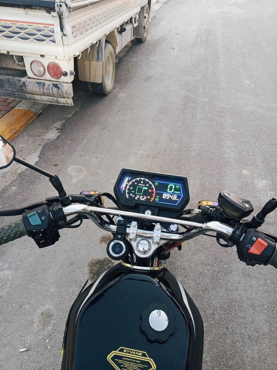 ياألله🤍🤲
السلام عليكم ورحمه الله وبركاته 
 ايراني سيفان ابو ختم اصلي للبيع نضافة كدام عينك
لون  مميز اسود🖤
 تشغيل ثلاث انضمه سويج+بصمه عن بعد+بصمه اصبح
 محرك(150)حقيقي 
موديل(2025)زيرو على وضع الشركة
  صالنه كاتم🥰🤩
للاستفسار...***********
مكاني🏠.الفلوجه/معلمين الثانيه•••••
