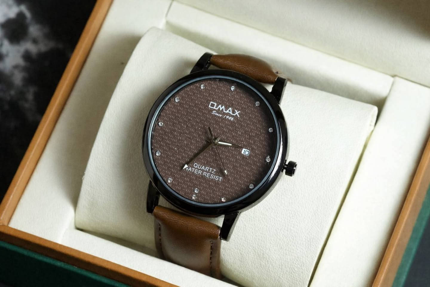 ساعة أنيقة بتصميم كلاسيكي عصري
حزام جلدي ناعم ومريح على اليد، مع هيكل معدني متين يعطيها شكل راقي.
تحتوي على نافذة عرض للتاريخ لسهولة الاستخدام 📅
مناسبة للإطلالات الرسمية واليومية، وتضيف لمسة أناقة
توصيل لجميع المحافظات 
#ساعات #اكسسوارات #اكسبلور


**إذا كنت صاحب هذا الإعلان وتريد حذفه لأي سبب، رجاءا أرسل رسالة إلى الدعم الفني**