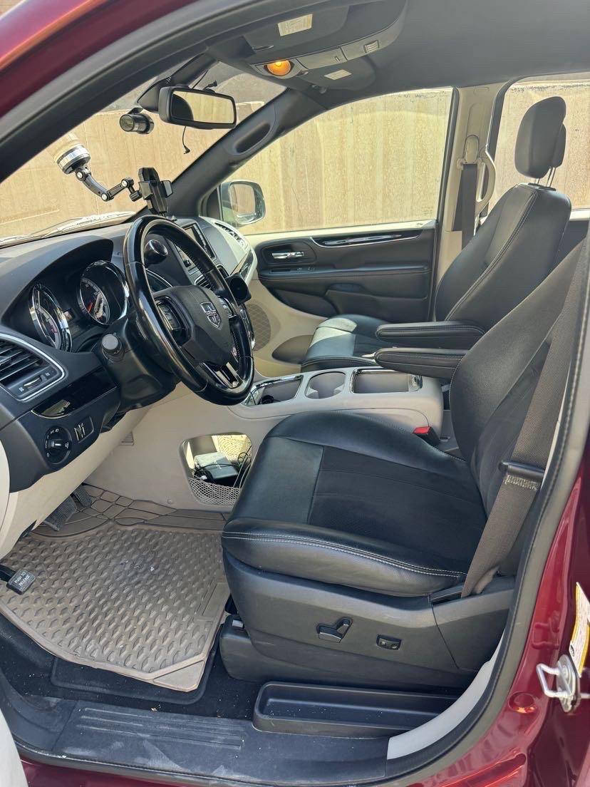 تحيه طيبه السلام عليكم ورحمة
دوج كرفان  2020, 
وارد امريكي صور موضوح صور 
بدون حادث طخه خفيف جاملغ فقط 
بدون صبغ 
فول عده فتحه 
مكينة 6 سلندر 3600
بصمه ابواب 
بصمه تشغيل عن بعد 
شاشه كامره 
تحكم ستيرن 
حساس خلفي 
7 راكب 
كشنات جلد 
مقاعد كهرباء 
الا بواب شفط 
جنطة كهرباء 
تحديد مسار 
قيادة ذاتي 
رادارات 
تدفىه كشنات 
كرسي قلاب 
تبريد 3 قطع 
ويل كب sxT 
وضع الشركة 
ماشي ،60 ميل حقيقي 
كامله مال اي نقص 
مال بيت استخدام بيت  تفيد عائله خطوط جامعات مدارس 
رقم بغداد باسمي تحويل مباشرة سنويا 2027
السعر 17,700  يعني 177, ورقه وبيها مجال 
اي استفسار رقم صاحب السياره 
*********** 
مكان بغداد كراده 
غير متواجد.ع فيس  بيع فقط 
كلش حلو عافيه على ياخذها
