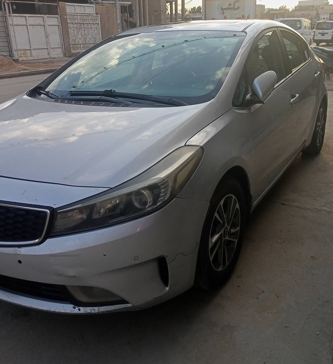 السلام عليكم 
للبيع كيا سيراتو موديل 17 خليجي بدون صبغ او تبديل بيها بارد بالصندوك قليل جداً وشخط بين البابين باسمي مواصفات بصمه دخول ذكي ترحيب عند الاقتراب منها إنارة باليدات والمري صندوق ذكي يفتح عند الاقتراب حساسات أمامية وخلفية كير تبترونك شفتات استيرن 3 وضعيات قيادة كامرة وشاشة تاچ أصلية تبريد امامي خلفي 5 تجاوي لد أمامي خلفي سلايت  رقم بغداد مشروع وطني محرك 1600 ماشية 180السيارة كير محرك بلادي مال شركة
السعر 137 مكاني بغداد الغزالية للاستفسار الاتصال *********** ابو علاء
