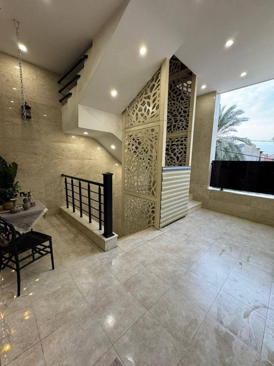 السلام عليكم من رخصت أخوية الأدمن عندي ١٥٠م واجة ٥م ونزال ٣٠م بيت جديد درجة أولى ٤طوابق الأرضي طرمة صالة جلسة حولي غرفة نوم خدمات داخلي وخارجي منور طابق الثاني ٣نوم وخدمات جلسة طابق الثالث ٣نوم صالة وخدمات رابع بيتونة مخزن سطح البيت بي مصعد البيت مطلع شمس موقعة القاهرة الضباط خلف جامعة الإمام جعفر الصادق قريب الشارع السايدين تجاري مودي الى حسينية ال الرسول موقع جدا ممتاز أستفسار على رقم ***********
