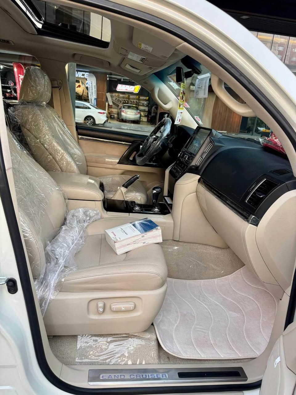 تويتا لاند كروز  _ 2021 _ SAS 
سياره مواصفات (SAS)
 سياره (2) كوشنات كهرباي (٣) دگم
سياره (8) ايرباكات _ (٣ ) شاشات
سياره مكفول كفاله عامه   
محرك (6) سلندر  
بدون صبغ .. بدون بارد .. بدون شخوت 
بدون حالوب .. بدون رمل مكفوله كفاله 
سياره ماشاالله نفس زيرو
غراضات كامل موجود  هيدفونات موجوده +  كتلوكات موجود

سياره ماشيه 60,000 الف كيلو حقيقي
4 اطارات و ويل جديد شريكه مامفتوح
سياره داخل بيجي كوشنات جلد

 محرك (V6) 
سياره حيل جديدة كلشي علي بلادي لوك

مواصفات
(بصمه + الانزلاق + كشن جلد  + ثلاجه + زينون + هواء مزدوج + نيظام ايكو +
حساسيه الديك الموخره مرايات + فتحه ..
تشغيل عن بعد +  باب 4 بصمه + باب خلفي كهرباي )

نظافه  ١٠٠٪ كامل سيرفس بدون نقص و مصرف

سياره مال بيت أي نقص مابيها
مضلل جديد وباسمي  
السعر 60 الف قفلها

سنويه جديد 

رقم / *********** بغداد, العراق
