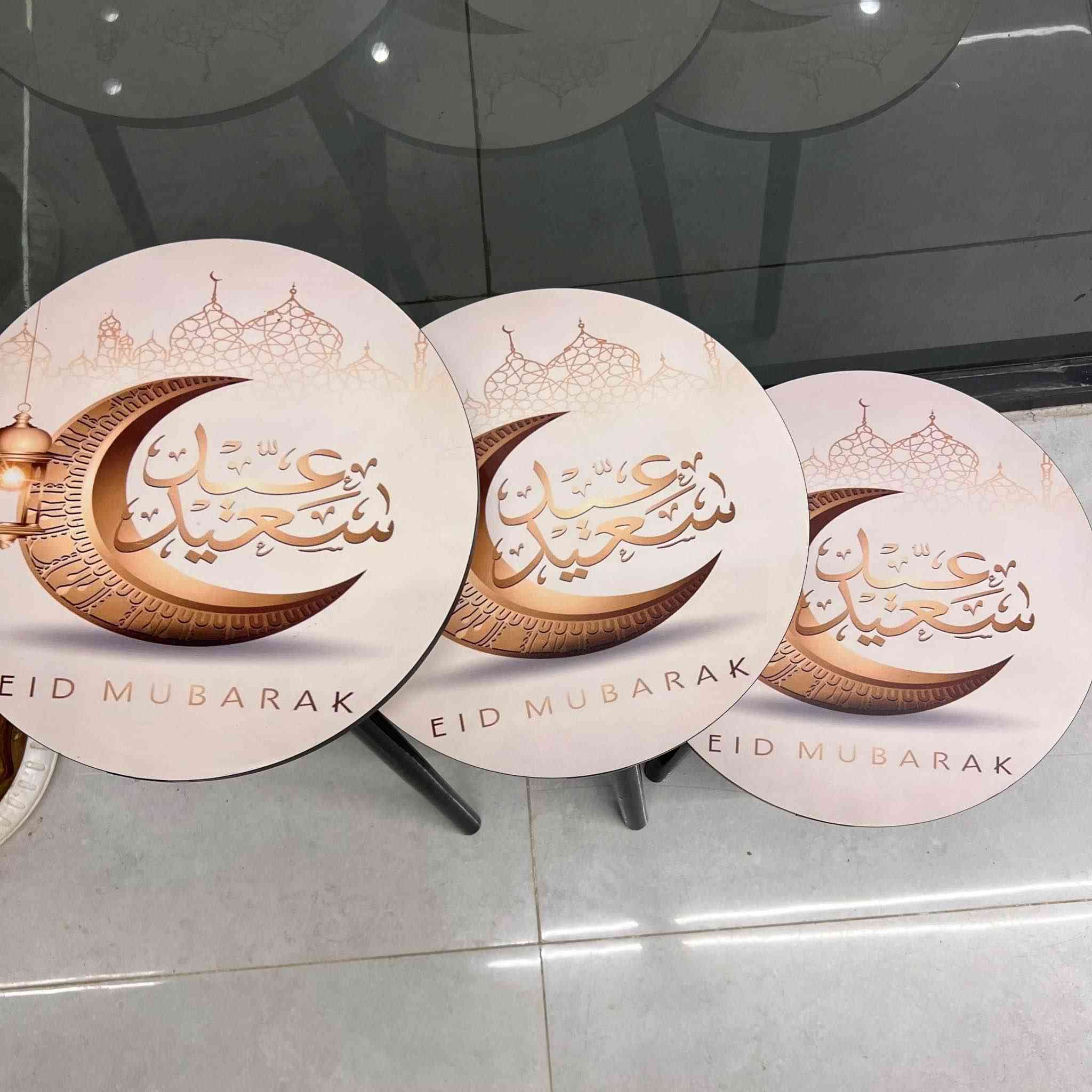 🌙 طقم طاولات ضيافة (عيد مبارك) – لمسة أناقة لمجلسك
استقبل العيد بتميز مع هذا الطقم المودرن المخصص للضيافة، والذي يجمع بين التصميم الإسلامي واللمسة العصرية.
✨ مميزات الطقم:
• تصميم حصري: أسطح دائرية مطبوعة بعبارة EID MUBARAK مع زخارف الهلال والفانوس.
• عملي وموفر للمساحة: يتكون من 3 قطع بأحجام مختلفة يمكن ترتيبها بشكل متداخل (Nested) أو منفصل حسب الحاجة.
• تباين أنيق: أرجل سوداء متينة تعطي مظهراً عصرياً يتناسب مع ديكور البيت.
• متعدد الاستخدامات: مثالي لتقديم القهوة والحلويات في العيد أو كقطعة ديكور جانبية.
📏 المواصفات والقياسات:
• العدد: 3 طاولات متداخلة.
• الخامة: أسطح دائرية عالية الجودة.
• الأبعاد (القطر × الارتفاع):
1. الكبيرة: 40 × 57 سم.
2. المتوسطة: 40 × 47 سم.
3. الصغيرة: 40 × 37 سم.
📦 محتويات العلبة:
• طقم مكون من 3 طاولات (كبيرة، متوسطة، صغيرة).
💰 السعر والتوصيل:
• السعر: 30 ألف دينار فقط.
• توصيل بغداد: 3 آلاف دينار.
• توصيل المحافظات: 5 آلاف دينار. بغداد, العراق


**إذا كنت صاحب هذا الإعلان وتريد حذفه لأي سبب، رجاءا أرسل رسالة إلى الدعم الفني**