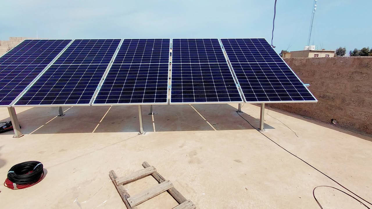 🔆 إنجاز جديد يُضاف إلى سلسلة نجاحات مكتب روژ للطاقة الشمسية
📍 من موقع العمل #كوري غريبان
🗓️ الثلاثاء 17/ 3 / 2026
في إطار التوسع المستمر في مشاريع الطاقة النظيفة، يعلن مكتب روژ للطاقة الشمسية عن إكمال مشروع جديد ومتميز تمثّل بتحويل منزل زين العابدين في #قرية كوري غريبان إلى منظومة طاقة شمسية متكاملة، تعمل بكفاءة عالية وتوفر استقراراً كهربائياً موثوقاً على مدار الساعة.
⚡ تم تنفيذ المنظومة بسعة 10 أمبير نهاري و 10  أمبير ليلي، لتأمين طاقة مستقرة وآمنة، مع تقليل الاعتماد على الشبكة الوطنية والمولدات، وفق أحدث التقنيات وأعلى معايير الجودة والكفاءة.
🌞 ويأتي هذا المشروع ضمن رؤية مكتب روژ للطاقة الشمسية الهادفة إلى نشر حلول الطاقة المتجددة وتوفير بدائل ذكية ومستدامة تدعم الاستقرار الطاقي في إقليم كردستان والعراق.
🔧 مواصفات المنظومة المنفذة: ▪️ ألواح Longi بقدرة 640 واط
▪️ عدد الألواح: 5 لوحاً
▪️ ضمان الألواح: 15 سنة
▪️ إنفرتر viva بقدرة 6500 كيلوواط – (ضمان 2 سنوات)
▪️ بطارية ليثيوم بسعة 10 كيلوواط عدد 1 (ضمان 10 سنوات)
✨ روژ للطاقة الشمسية… خبرة تثبت نفسها في كل مشروع، وثقة تتجدد مع كل إنجاز.
🔥 هل تفكر بتحويل منزلك أو مشروعك إلى طاقة مستقرة وموفرة؟
نحن نقدّم لك الحلول الذكية المصممة حسب احتياجك وبأحدث التقنيات العالمية.
📞 للتواصل والاستفسار:
👷‍♂️ مهندس قيدار
*********** – ***********
👤 سلام سلو
*********** – ***********
#طاقة_شمسية #مكتب_روژ_للطاقة_الشمسية
#HighVoltage #الطاقة_المتجددة
#شيخان #أربيل #بعشيقة #هولير #العراق
